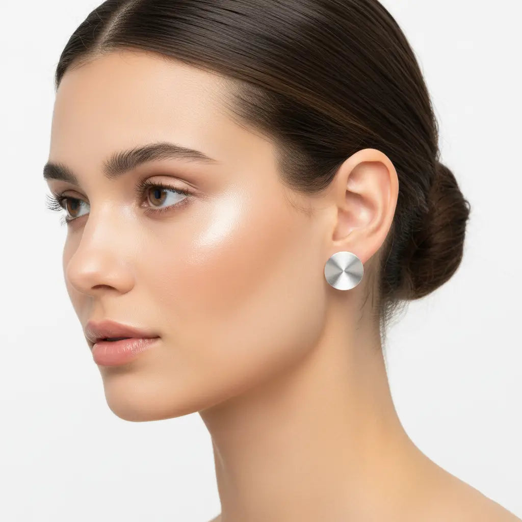シルバー925ピアスを着けた女性の耳元 金属アレルギー対応 ミニマルデザイン