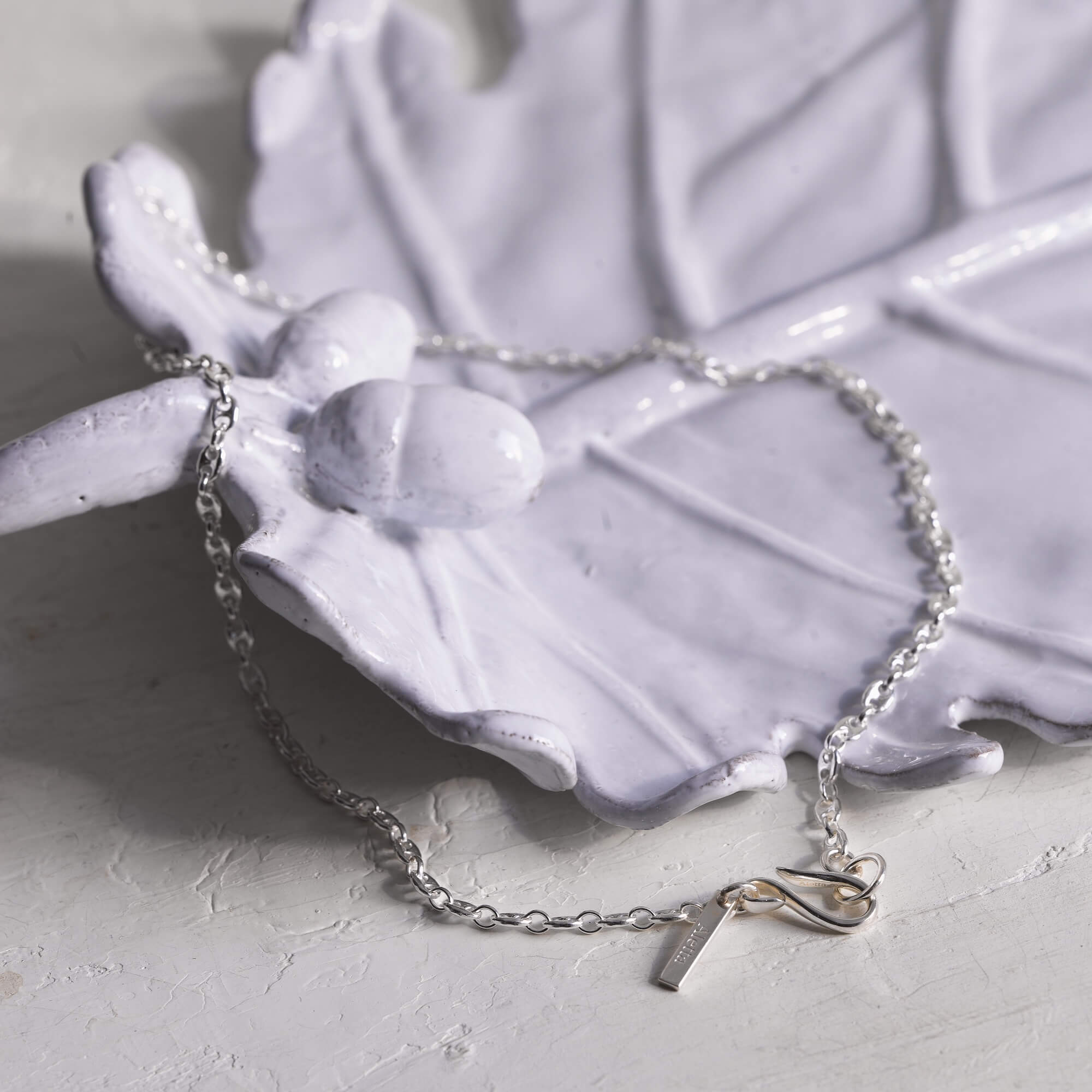 安心と洗練を首元に|金属アレルギー対応ネックレス完全ガイド