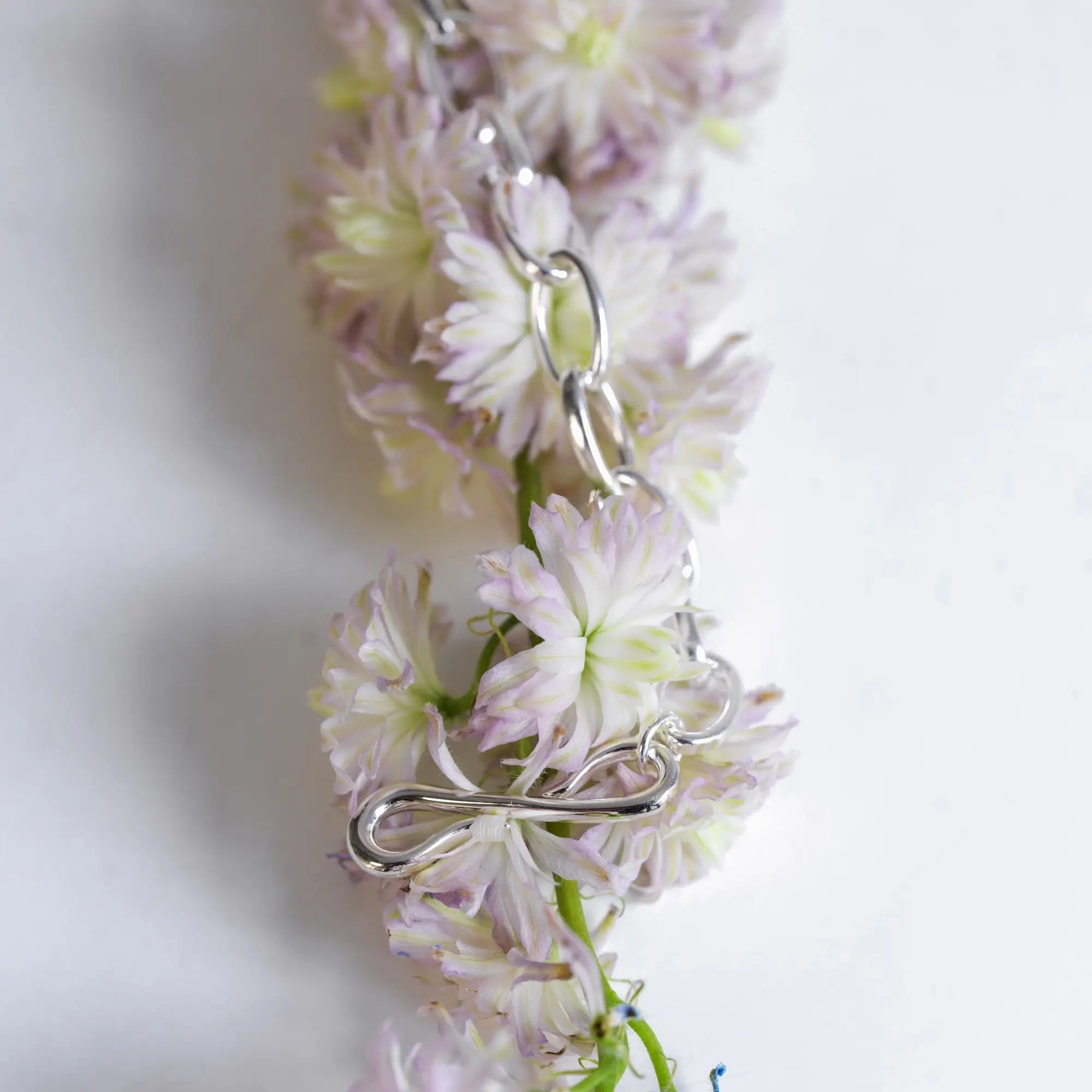 レディース チェーンネックレス完全ガイド|種類・長さ・重ね付け・選び方