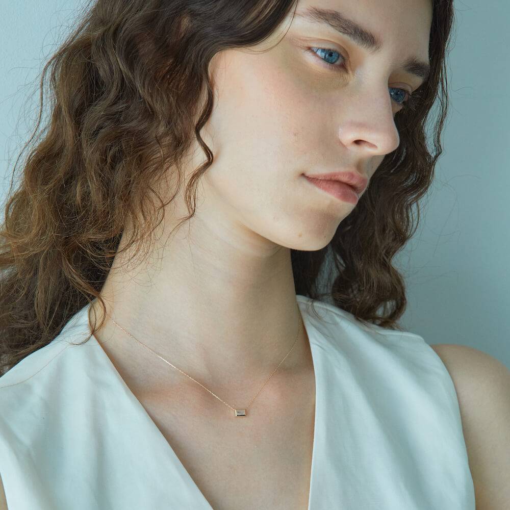 10Kゴールド バゲットカットネックレス ホワイトトパーズ 着用画像 | 知的で上品な印象を与える長方形の天然石