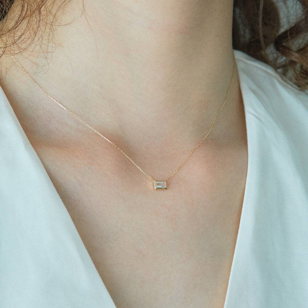 10Kゴールド バゲットカットネックレス 着用 | 華奢なK10イエローゴールドチェーンが肌を美しく見せる