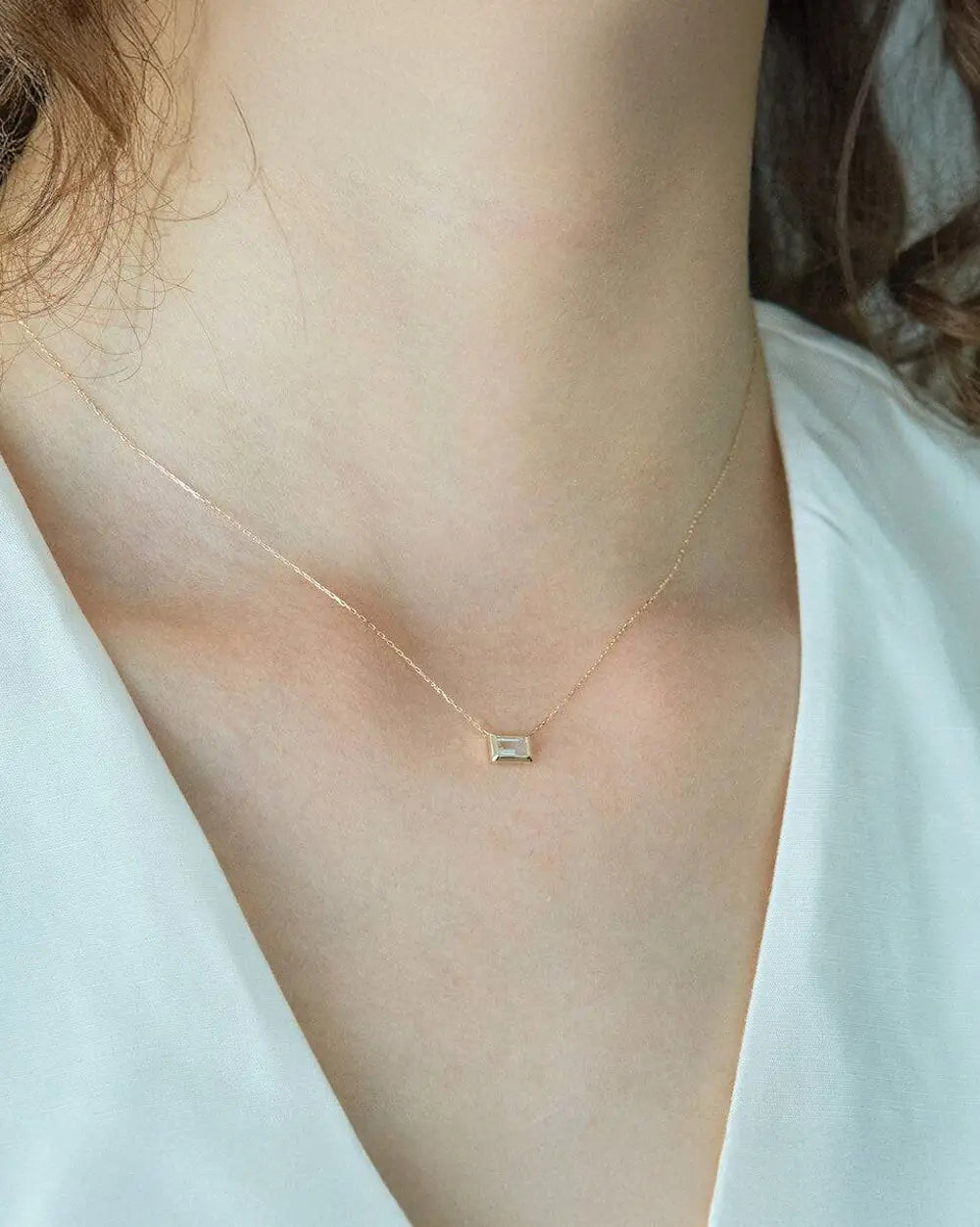大人のデコルテに知的な輝きを添えるバゲットカット天然石ネックレス 着用シーン