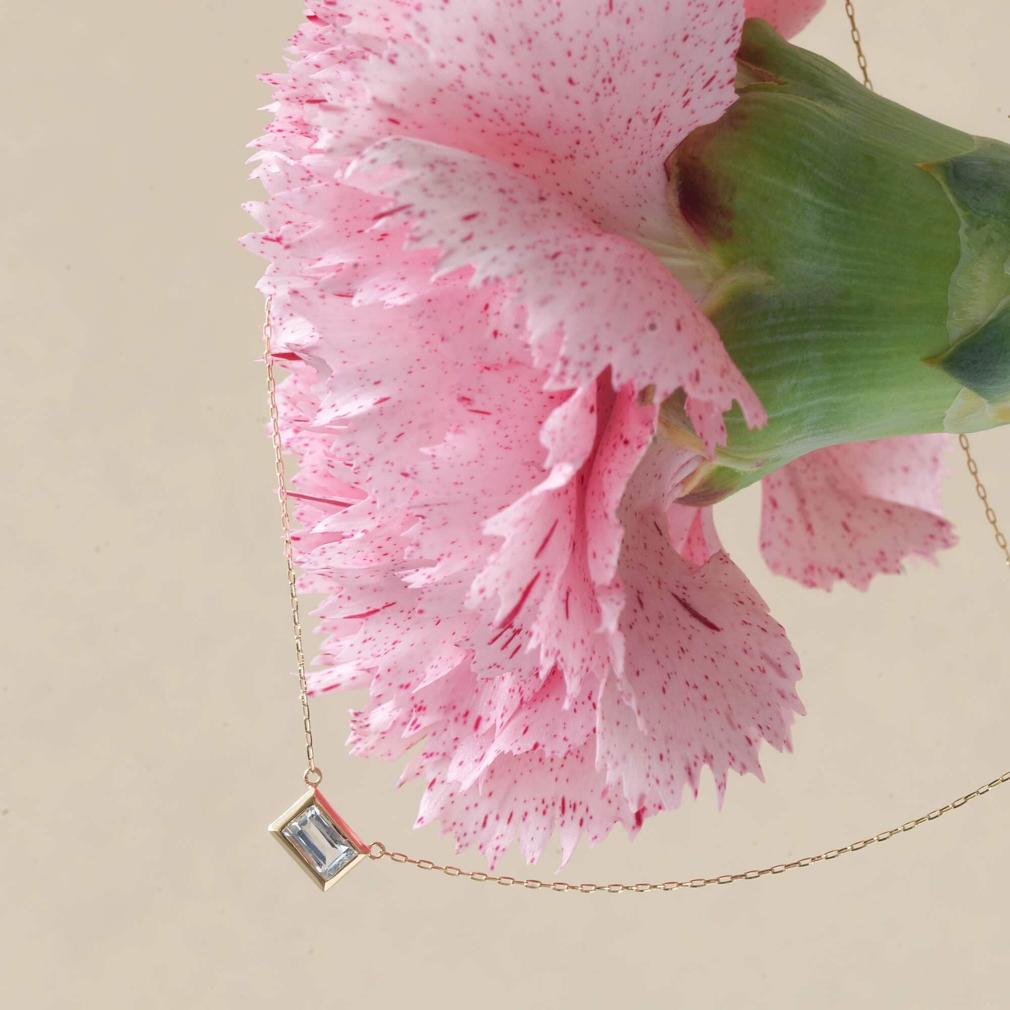 10Kゴールド バゲットカットネックレス ギフトイメージ | 母の日や誕生日のプレゼントに最適な天然石ジュエリー