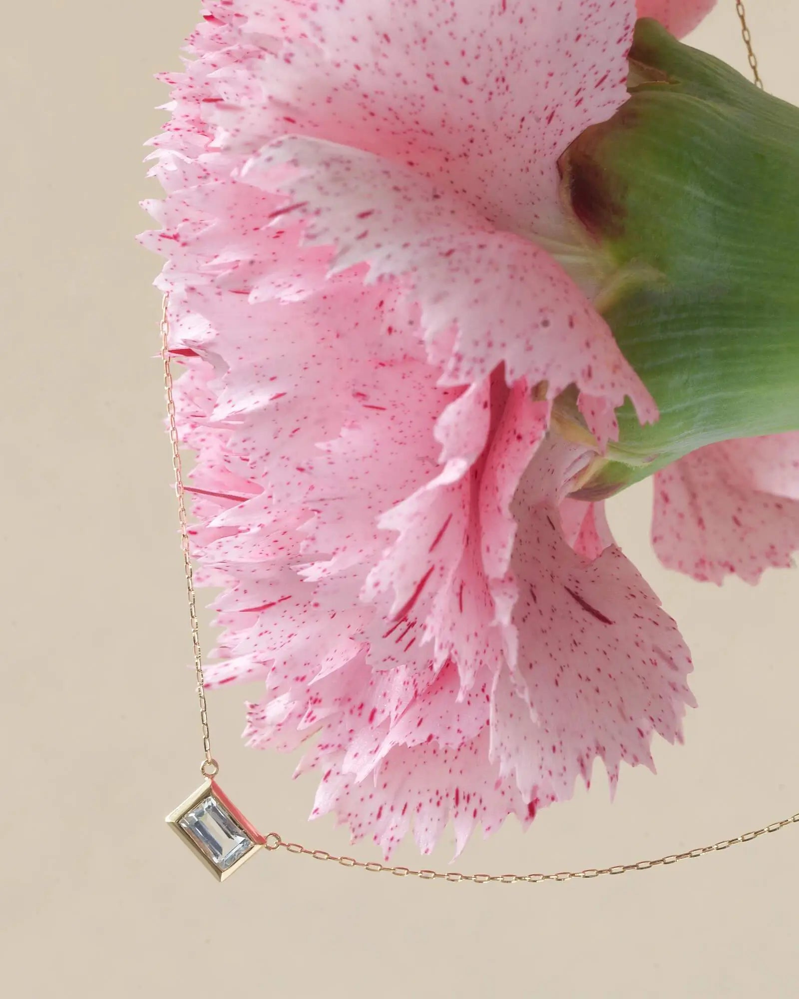 ピンクのカーネーションとクリアなホワイトトパーズのK10イエローゴールドネックレス