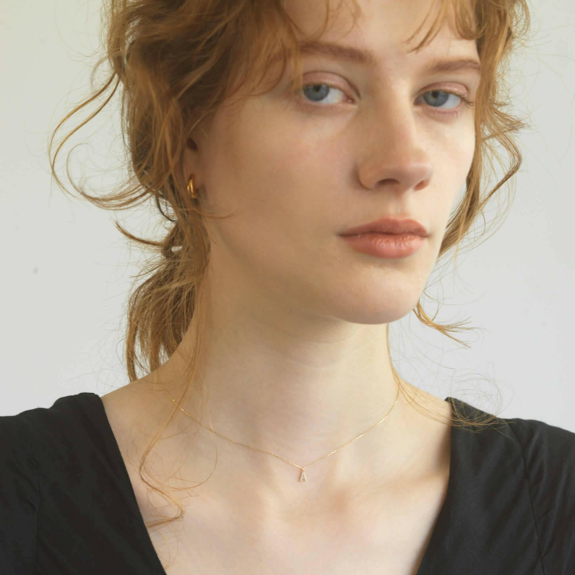10Kゴールド イニシャルネックレス A 着用画像 | 胸元で繊細に輝く華奢なゴールドチェーン