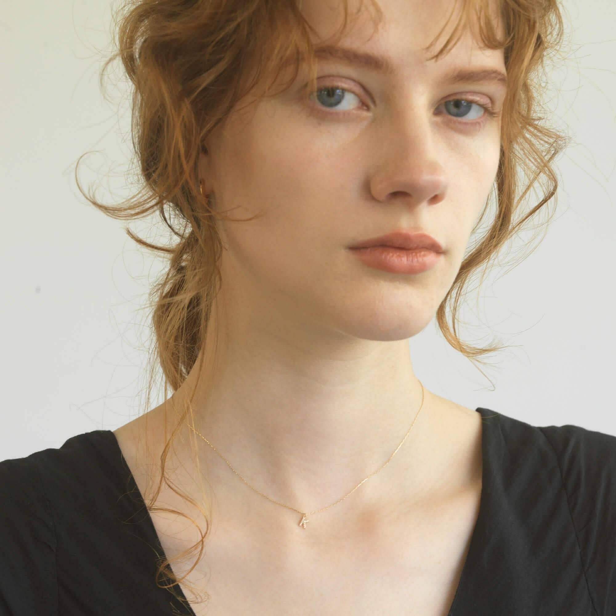 10Kゴールド イニシャルネックレス K 着用画像 | オフィスでも使える上品なミニマルデザイン