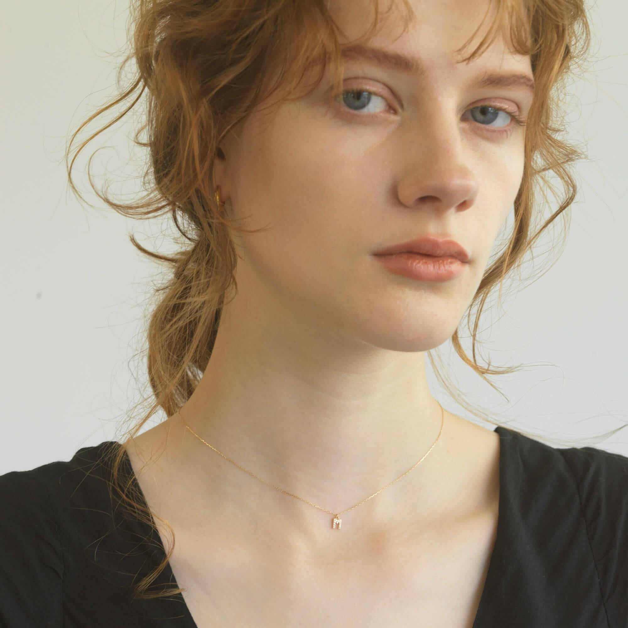 10Kゴールド イニシャルネックレス M 着用 | 鎖骨を綺麗に見せる繊細なゴールドネックレス