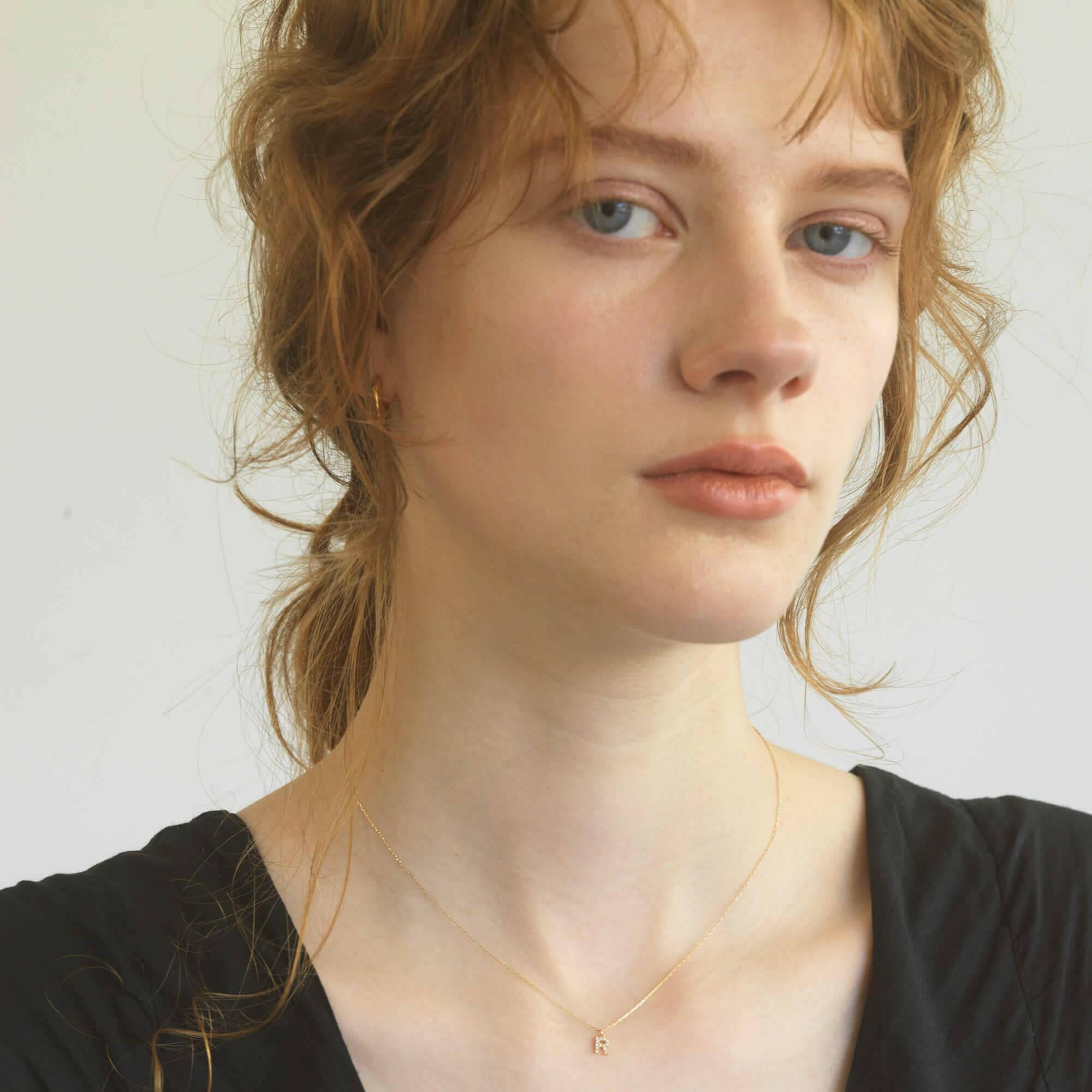 10Kゴールド イニシャルネックレス R 着用画像 | どんな服装にも合う万能なスキンジュエリー