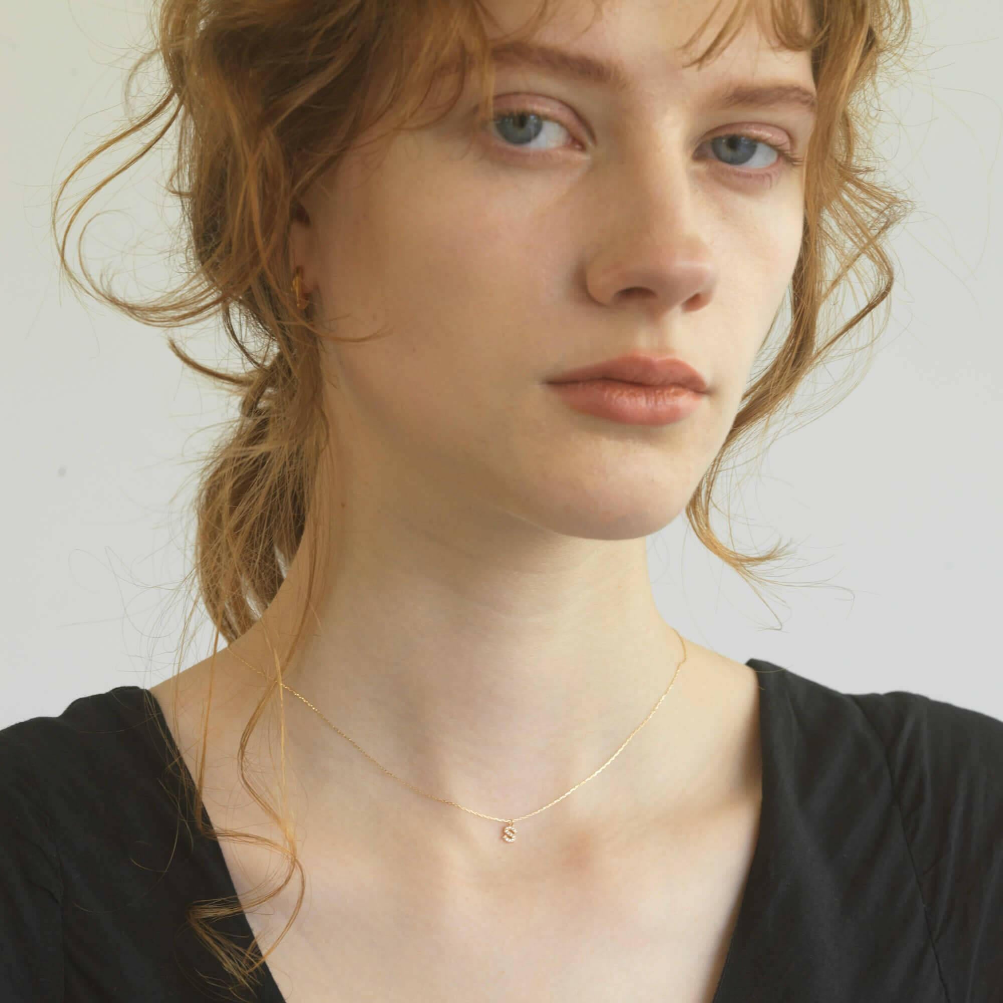 10Kゴールド イニシャルネックレス S 着用 | 重ね付けのベースとしても優秀な華奢チェーン