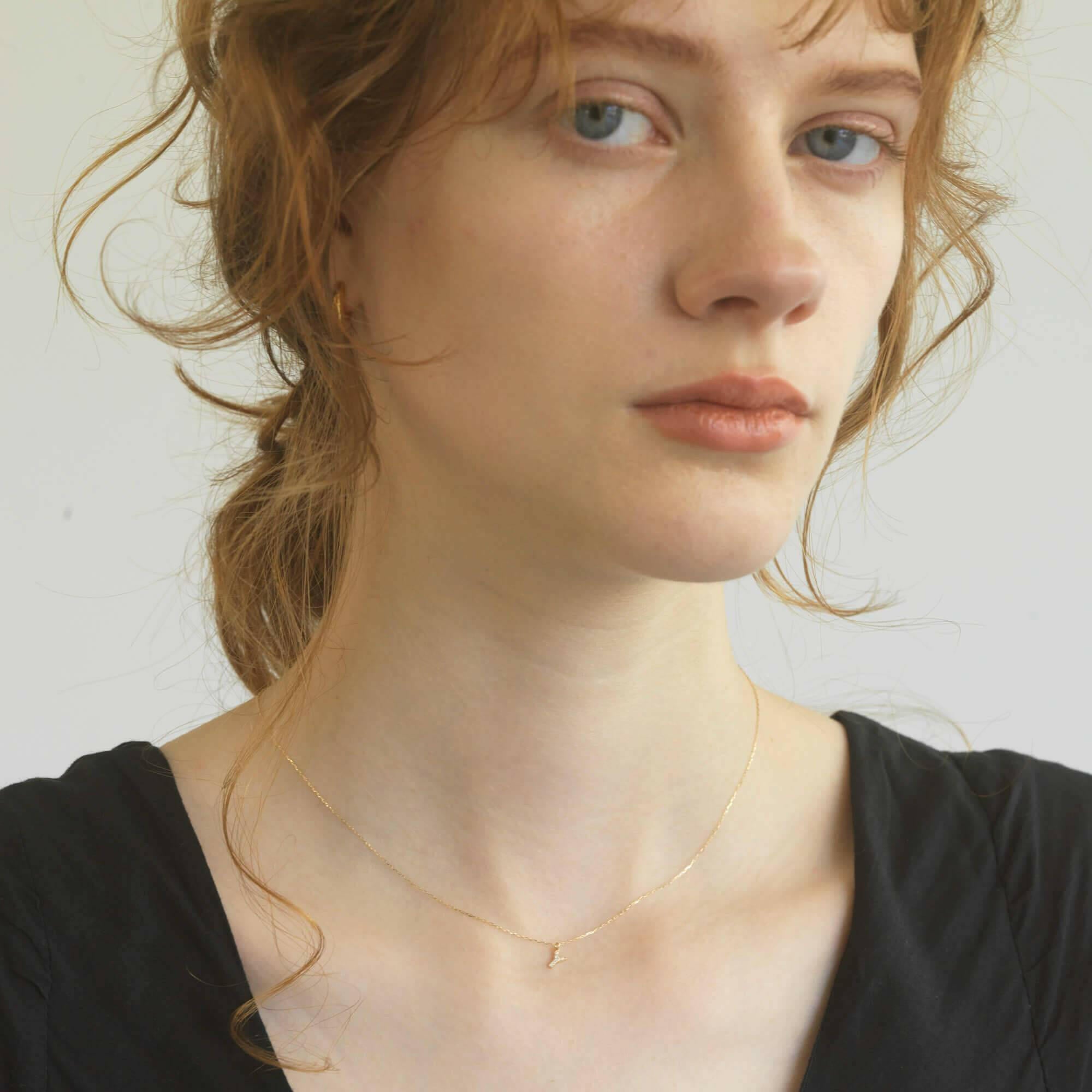 10Kゴールド イニシャルネックレス Y 着用画像 | 首元を女性らしく彩るK10イエローゴールド