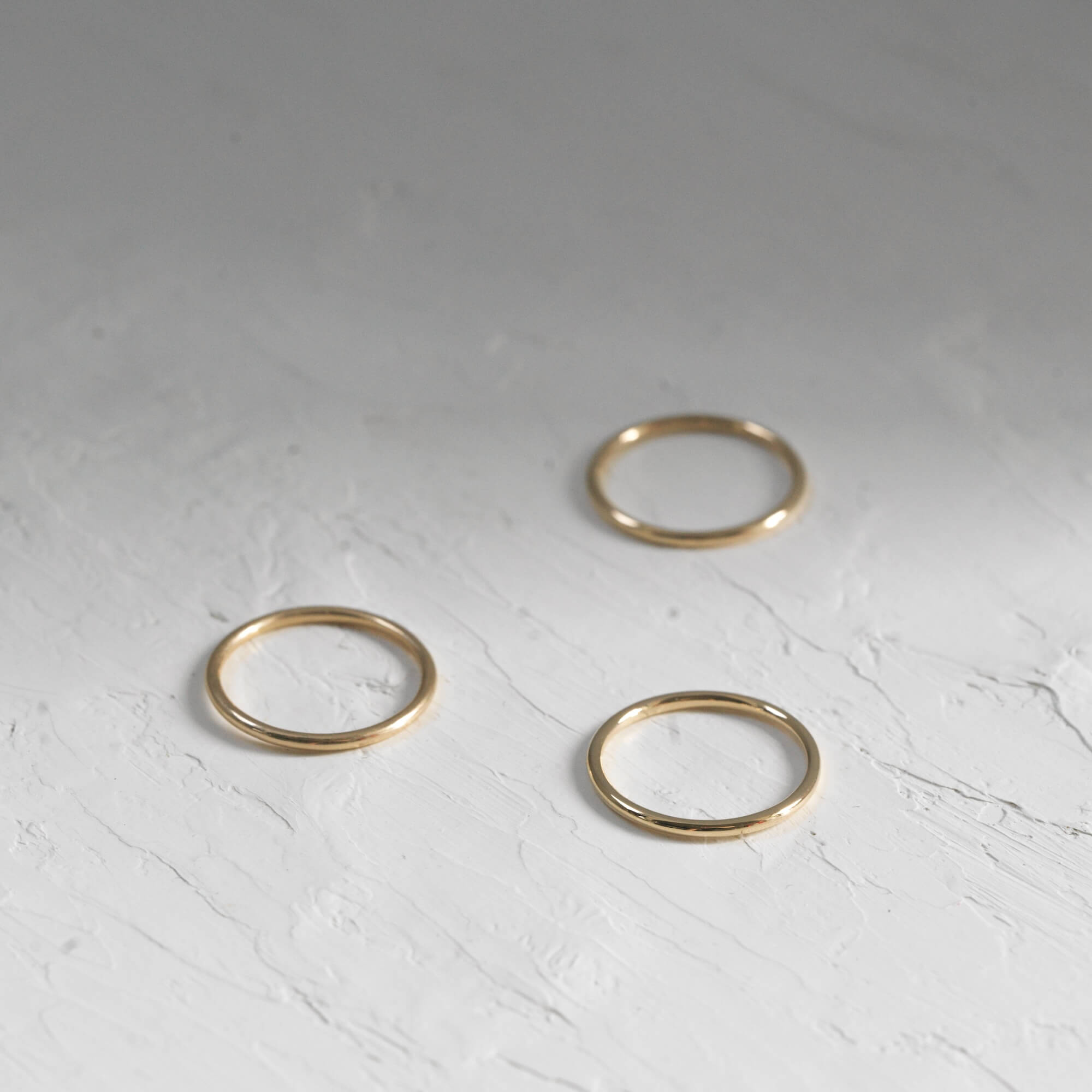 10Kゴールド イリスリング 置き画 | 重ね付けにも最適な極細1mm幅のK10リング