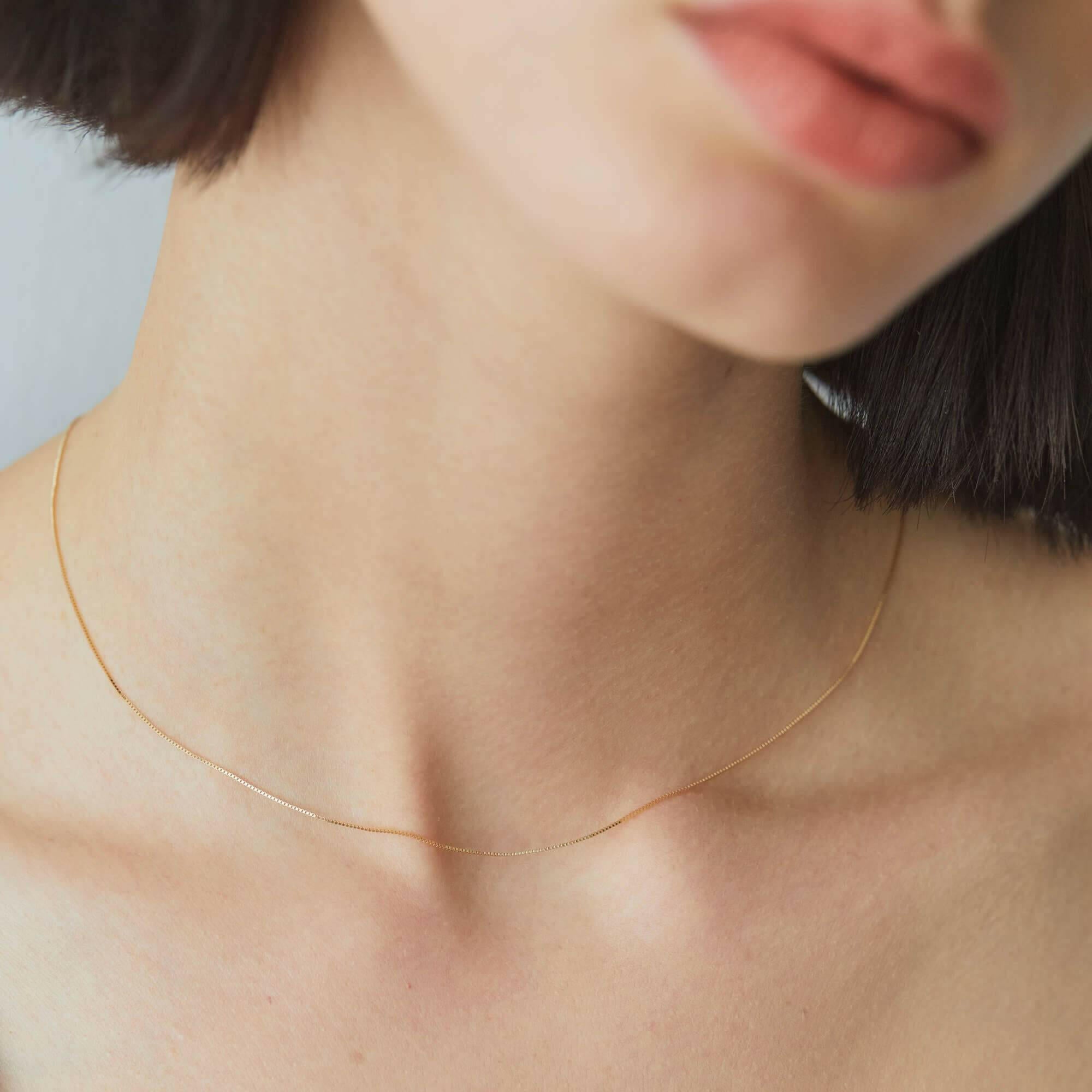 10Kゴールド ベネチアンチェーンネックレス 着用画像 | 肌に溶け込むような滑らかな光沢のスキンジュエリー