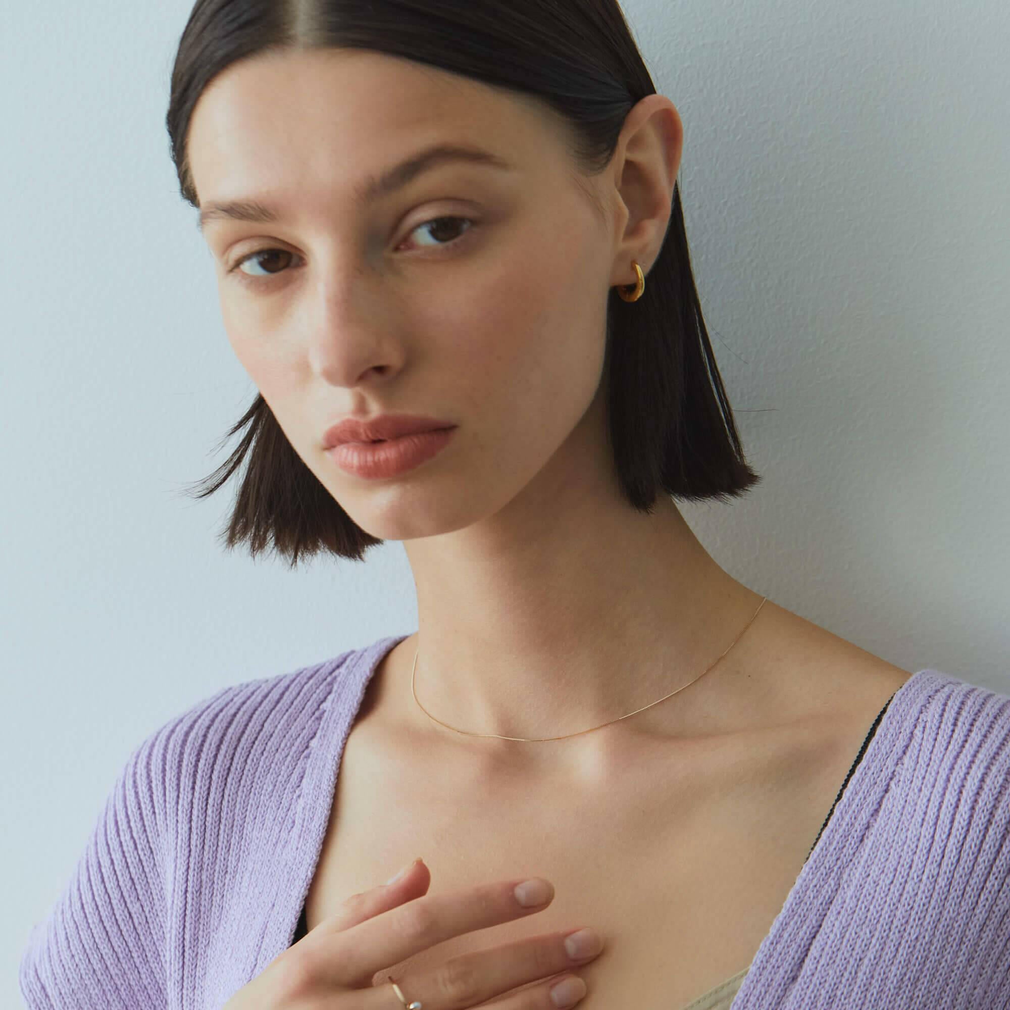 10Kゴールド ベネチアンチェーンネックレス 着用 | デコルテを美しく見せる華奢でシンプルなデザイン