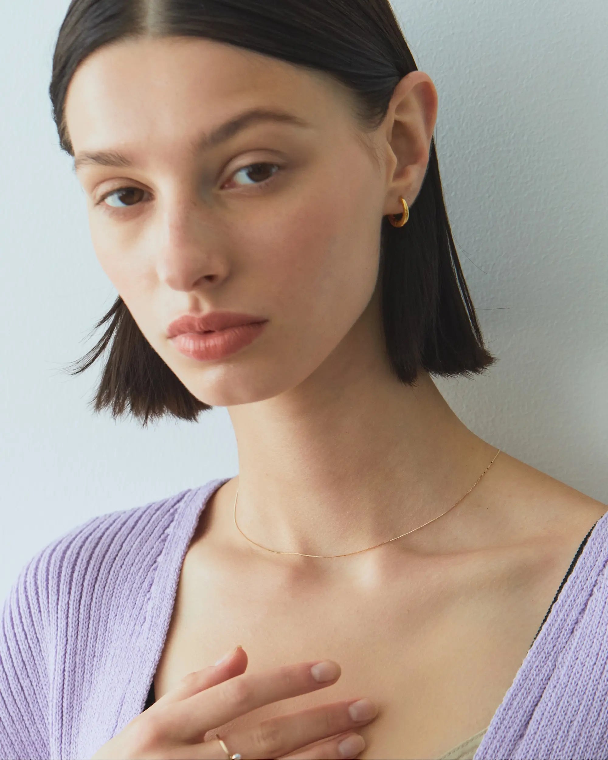 Vネックトップスに合わせたK10イエローゴールドネックレスの長さ調整コーディネート