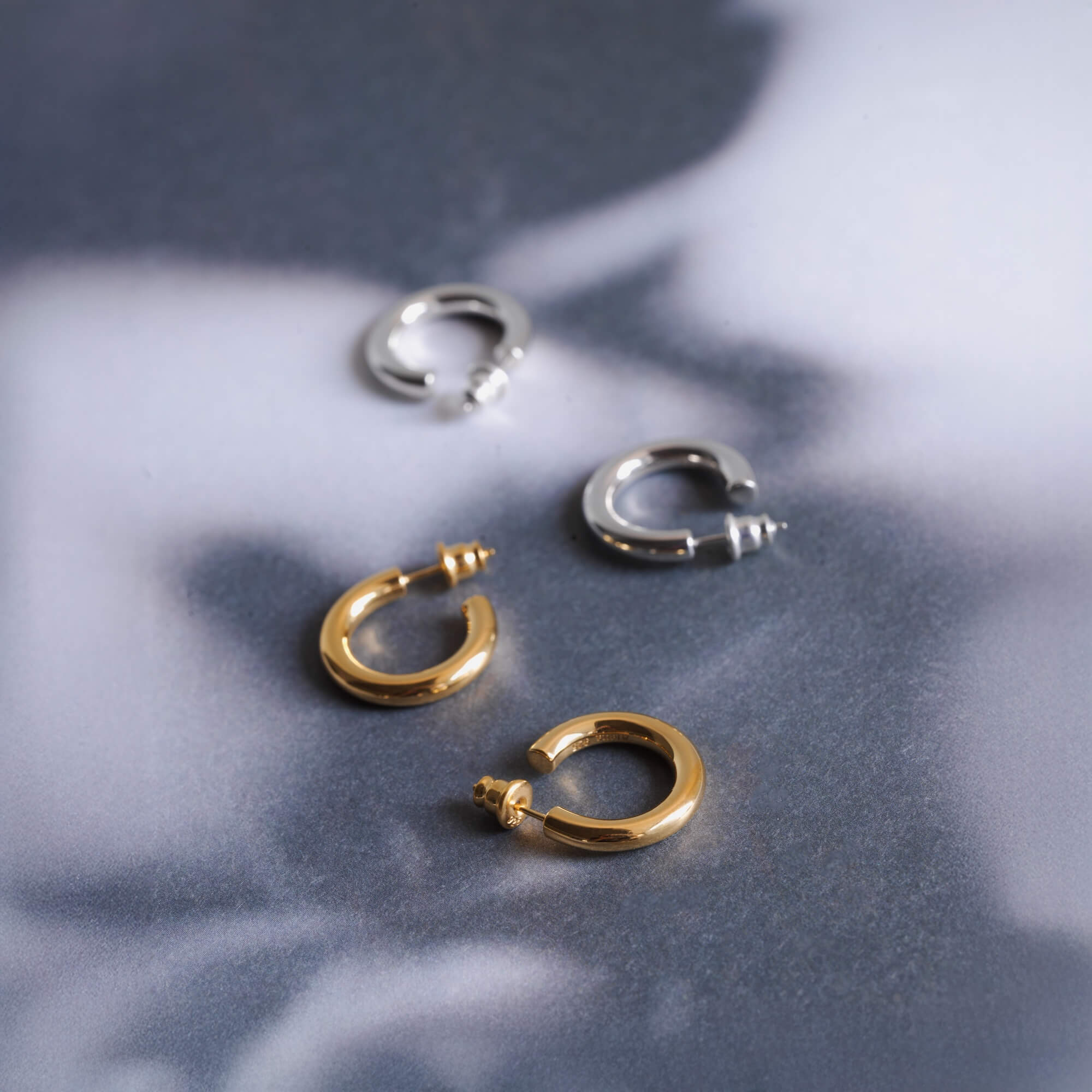 オーバルフープピアス M 置き画 | シルバー925とゴールドのオーバル型スタッドピアス比較