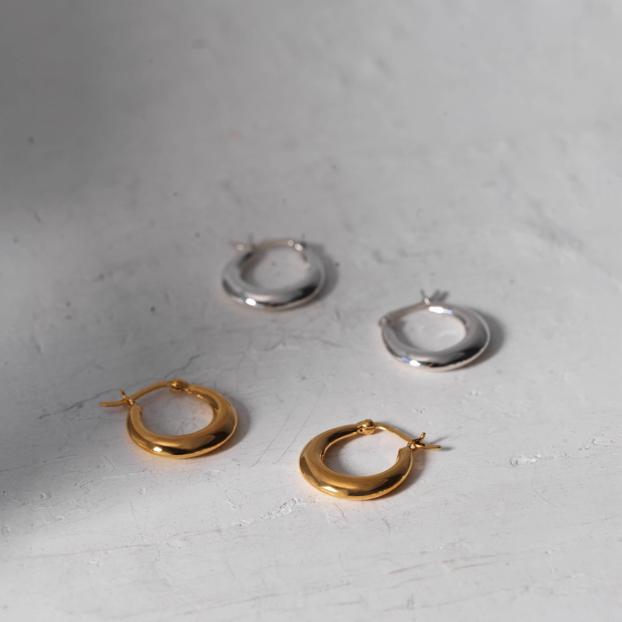 ドロップフープピアス S ゴールド・シルバー 比較 | 18Kコーティングとシルバー925の色味と質感