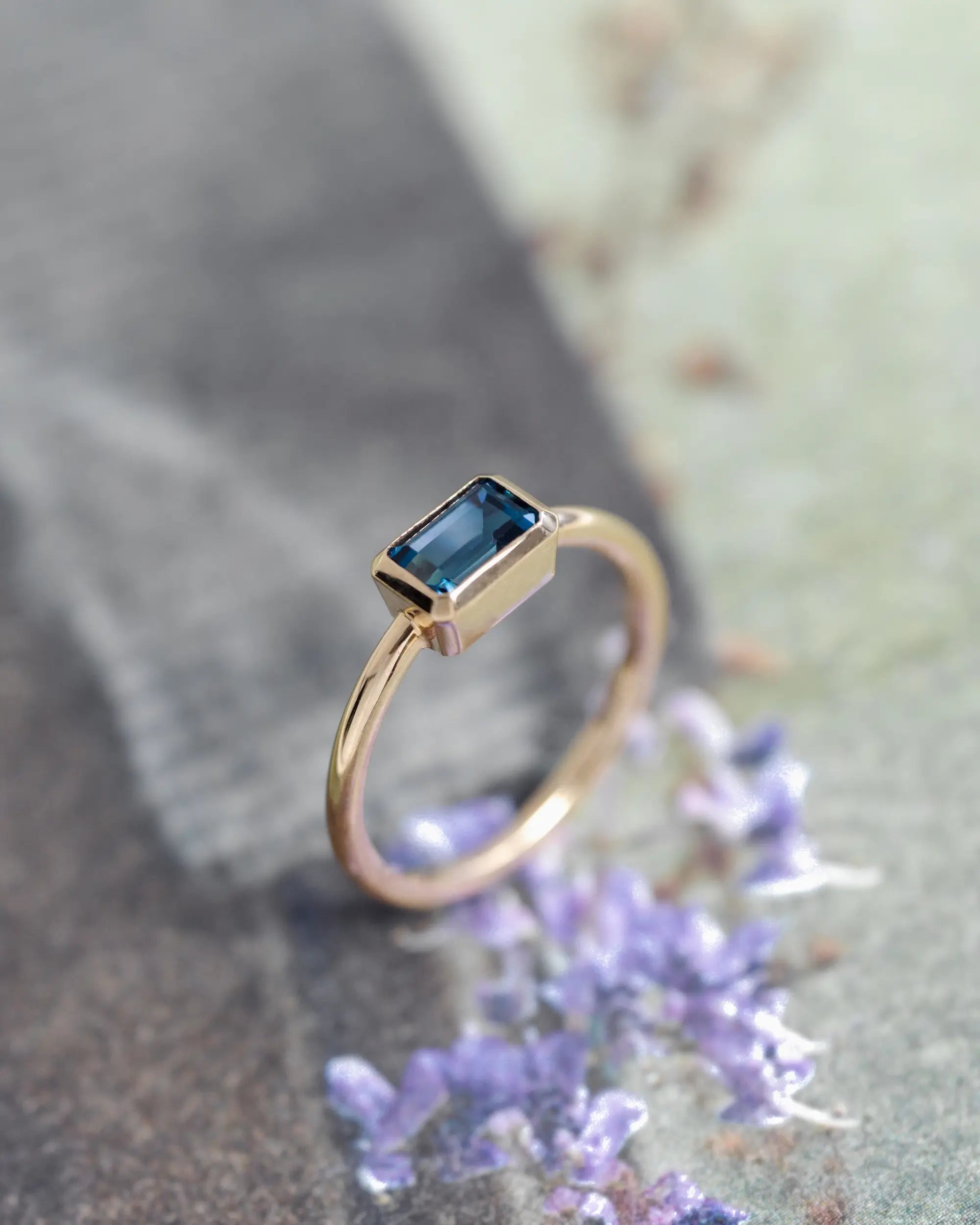 10K Ordine ring White Topaz