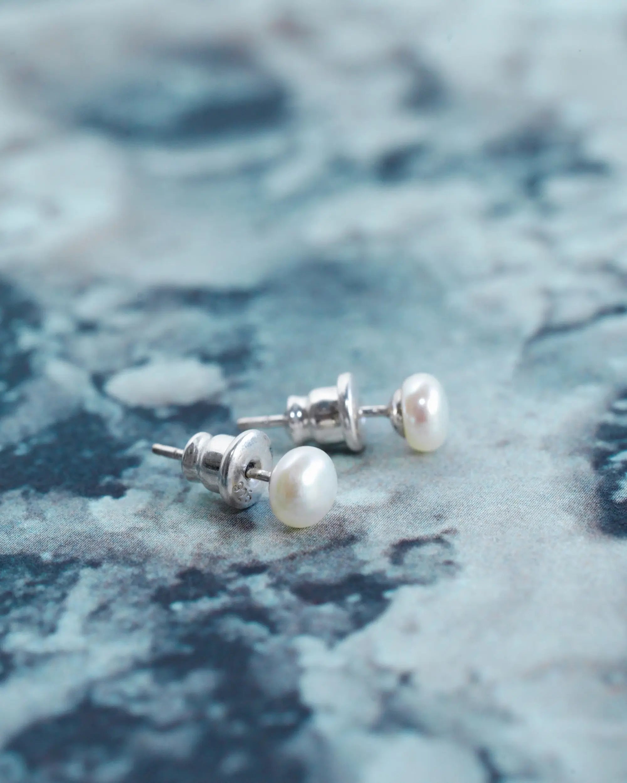 Graine(グレーヌ)- 淡水バロックパールの小ぶりな一粒ピアス。オーガニックな歪みが美しいニュアンスジュエリー。