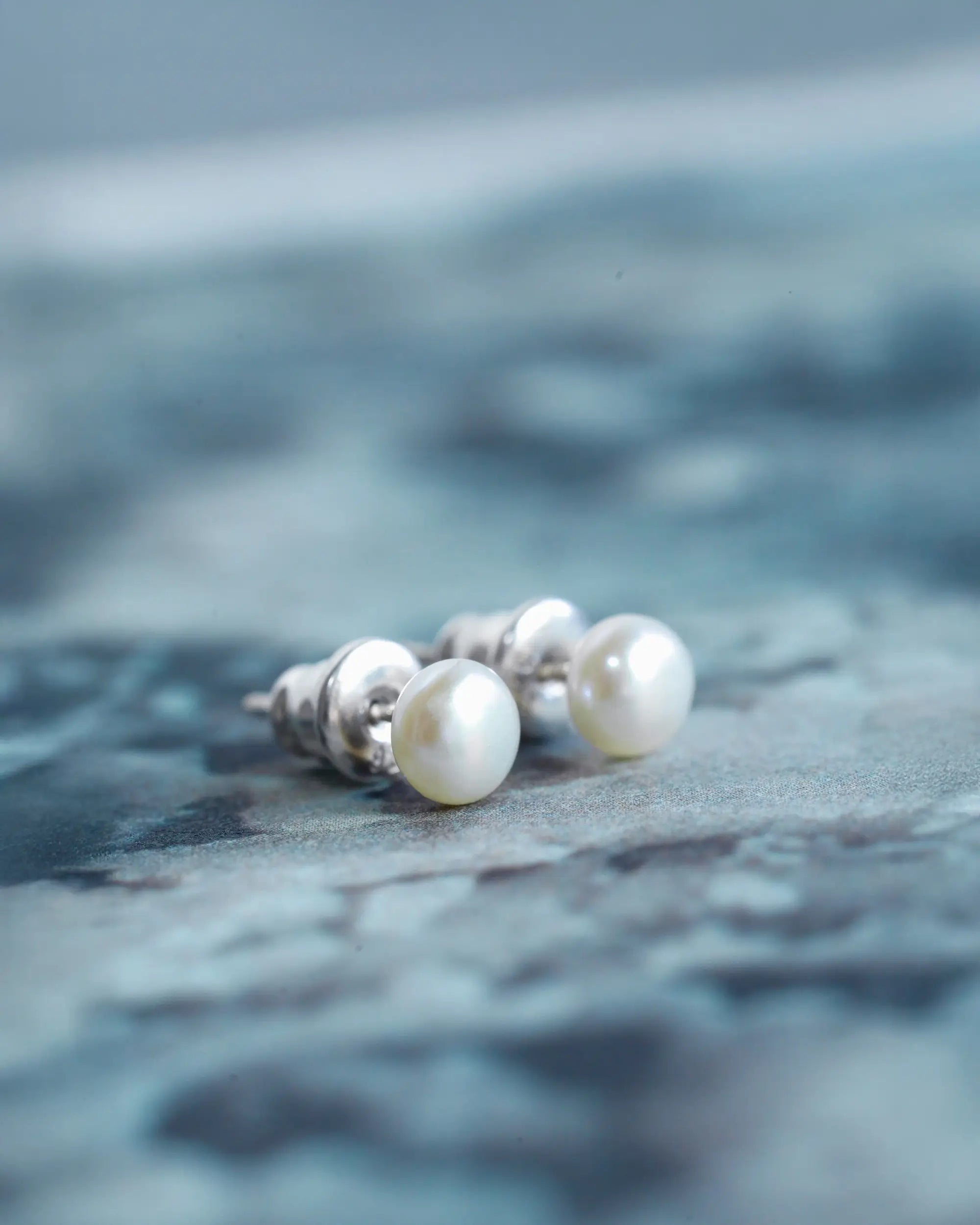 唯一無二の形が魅力のバロックパールピアス「Graine」。金属アレルギーに配慮したシルバーポストの小さなパール。