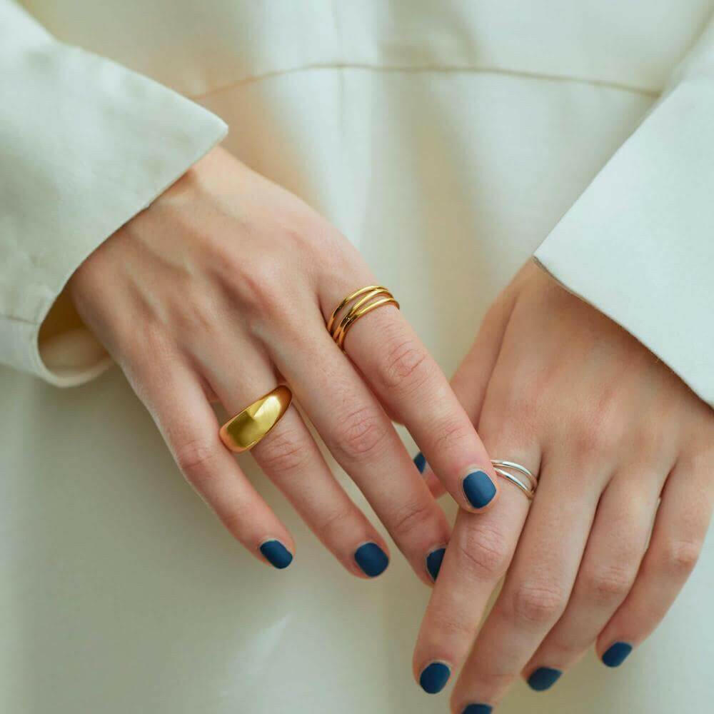 3ロウウェーブリング ゴールド 着用画像 | 肌馴染みの良い18Kコーティングの華やかな輝き