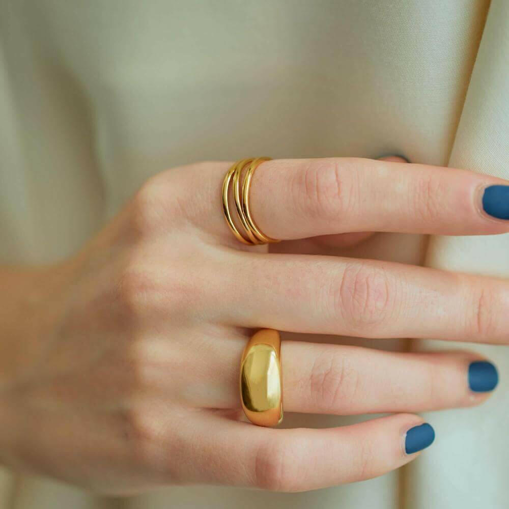 シルバー925×K18コーティングの3連ウェーブリング。おしゃれで重ね付けも映えるシンプルデザイン