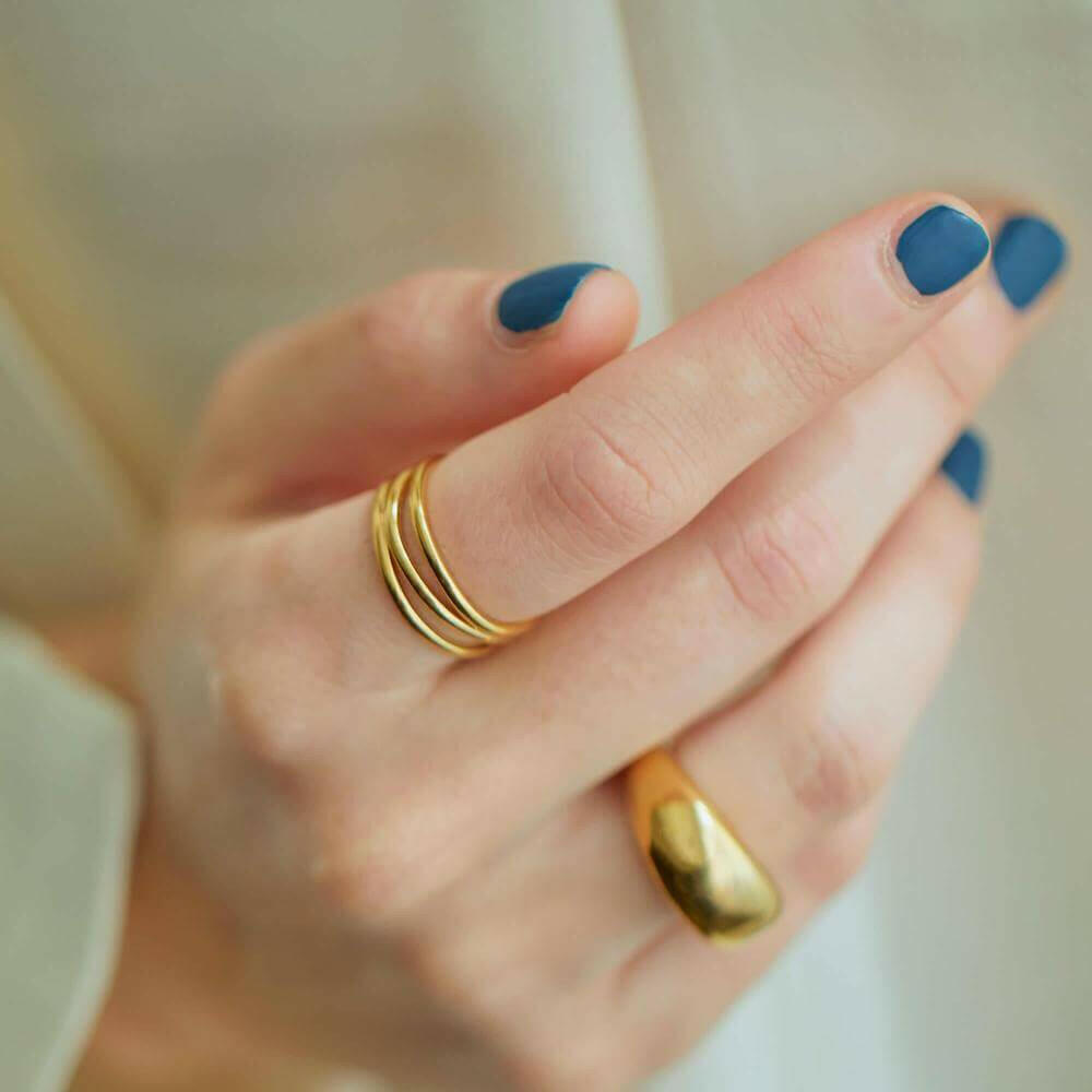 3ロウウェーブリング ゴールド 着用画像 | 肌馴染みの良い18Kコーティングの華やかな輝き