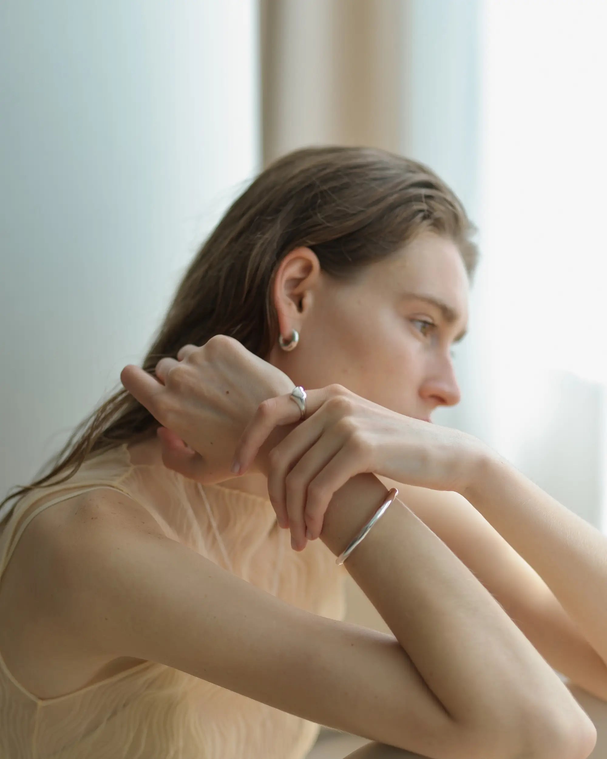 オープンハートリング シルバー 着用 | 洗練されたデザインが手元に寄り添う