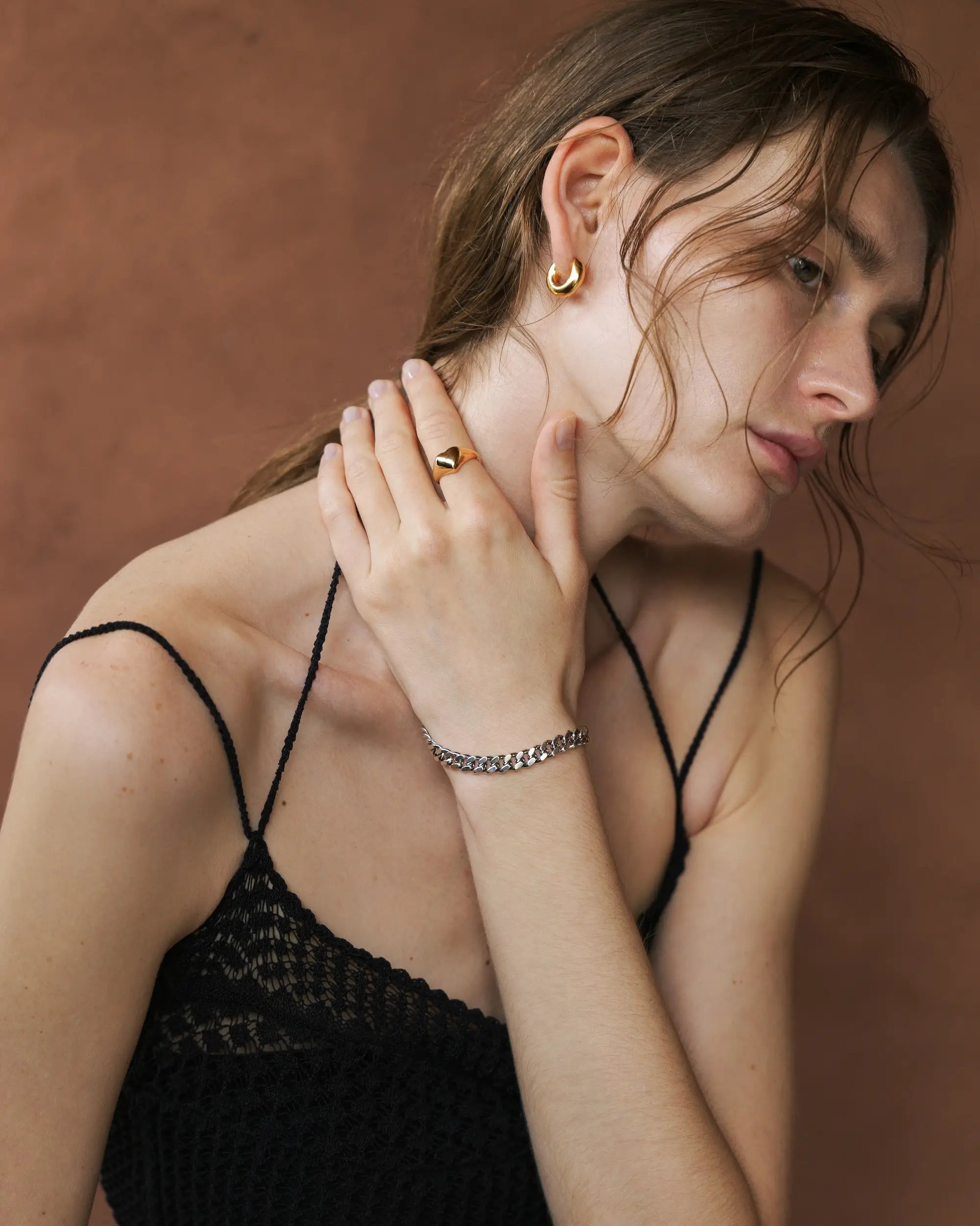 オープンハートリング ゴールド 着用 | カジュアルからフォーマルまでフィットする上品な佇まい