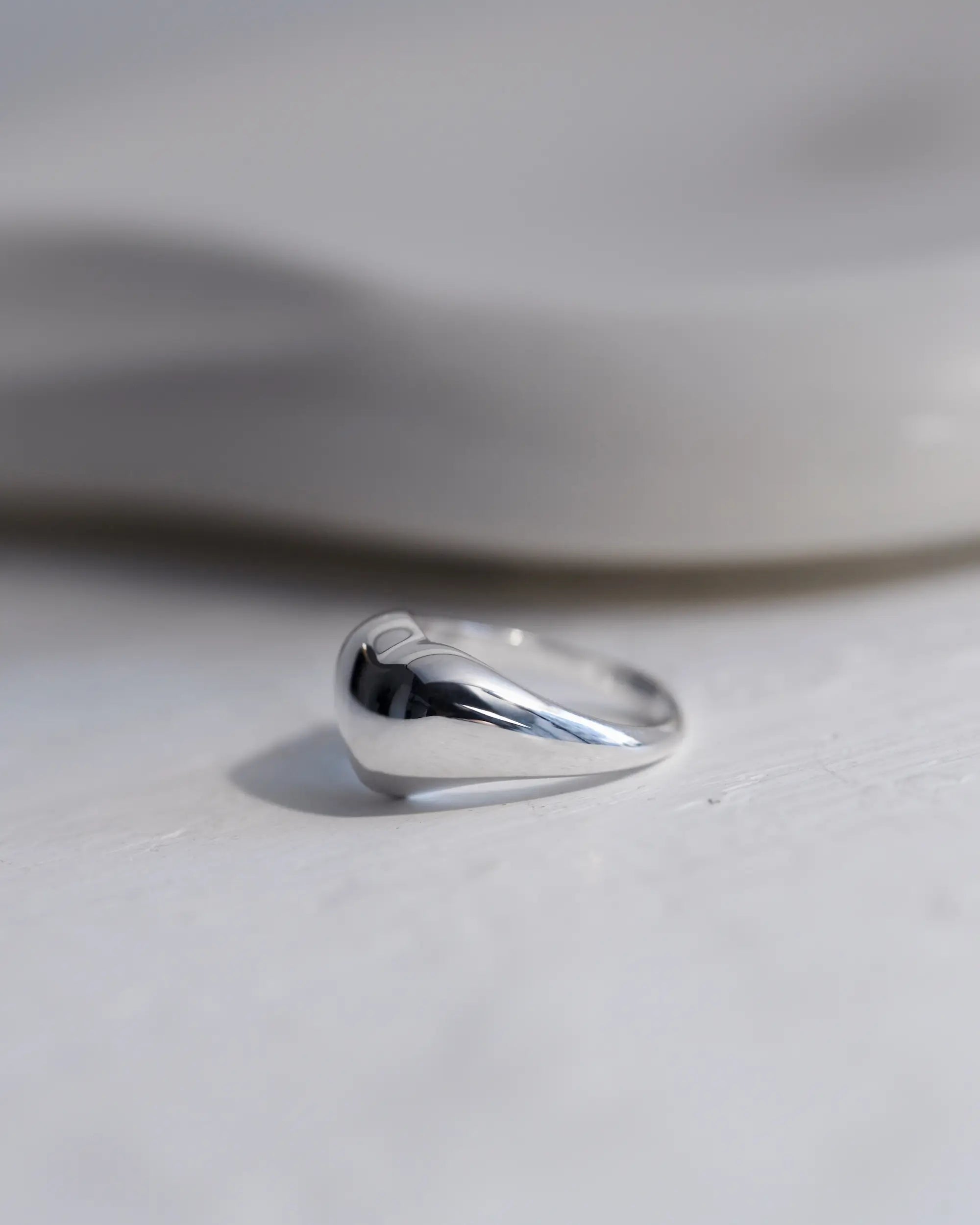 オープンハートリング シルバー 置き画 | 7号から15号まで展開するサイズバリエーション