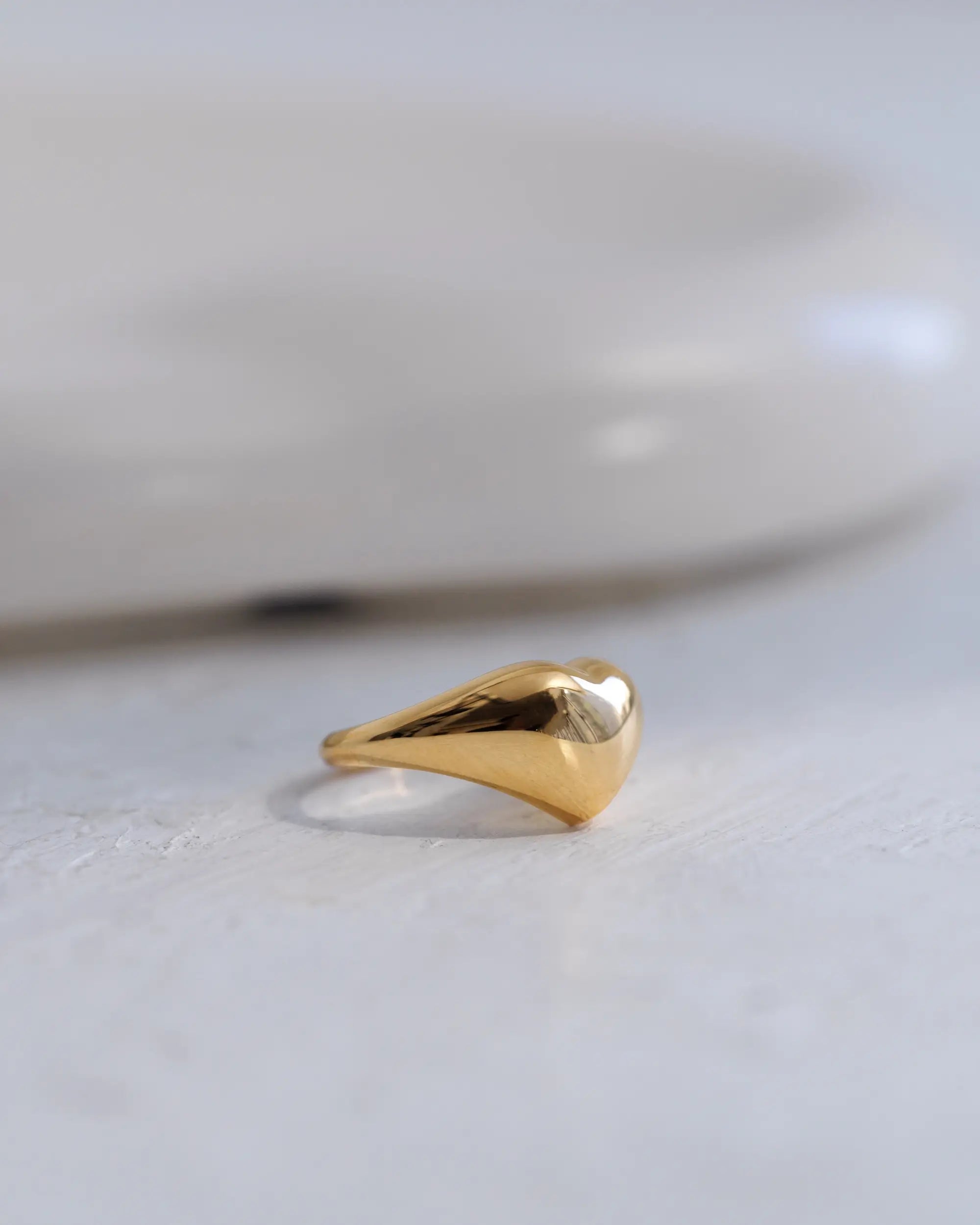 オープンハートリング ゴールド 正面 | K18ゴールドコーティングの美しい輝き