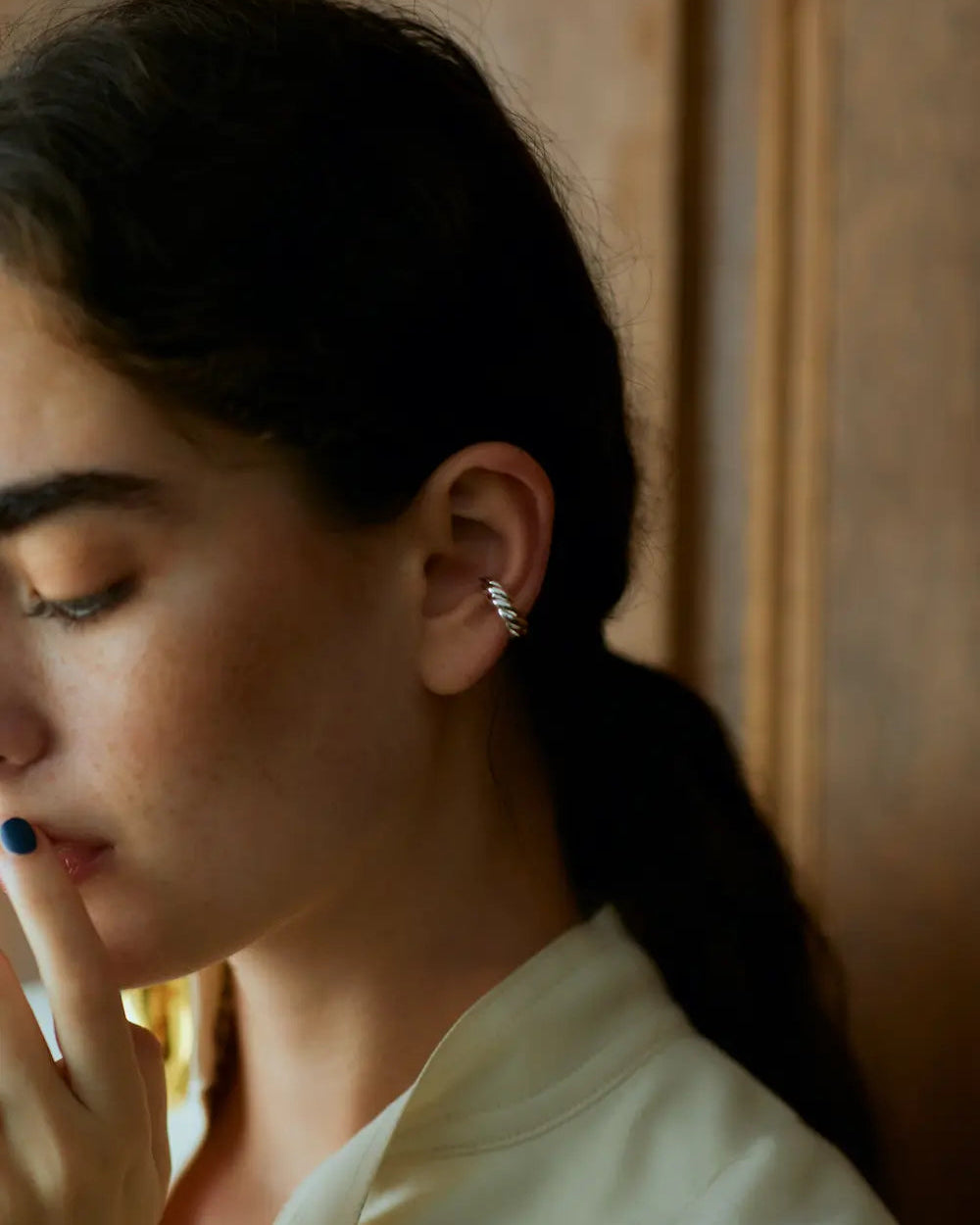 ウェーブイヤーカフ(シルバー)の着用横顔。純度92.5%のシルバー925を採用し、長時間の着用でも痛くなりにくいニッケルフリー素材。