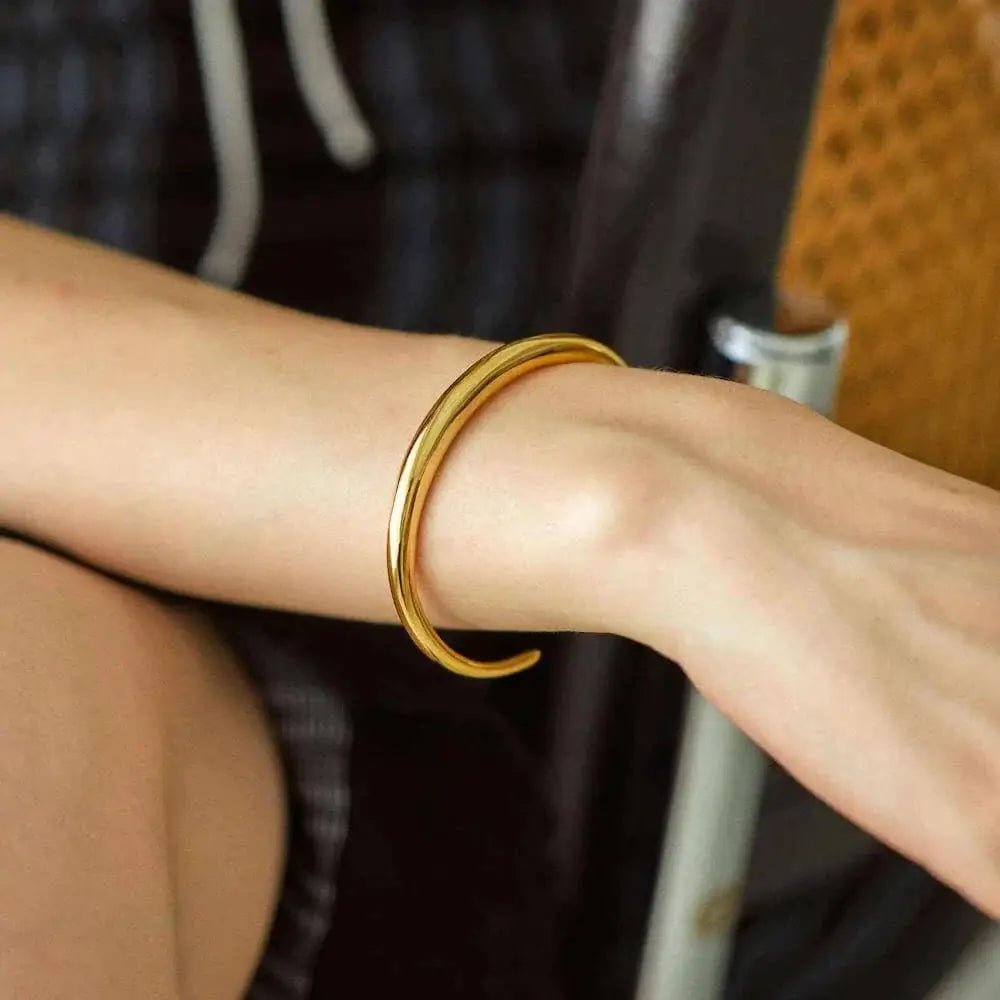 アストルバングル ゴールド 着用画像 | 手首に沿う有機的なカーブが美しい18Kコーティングバングル