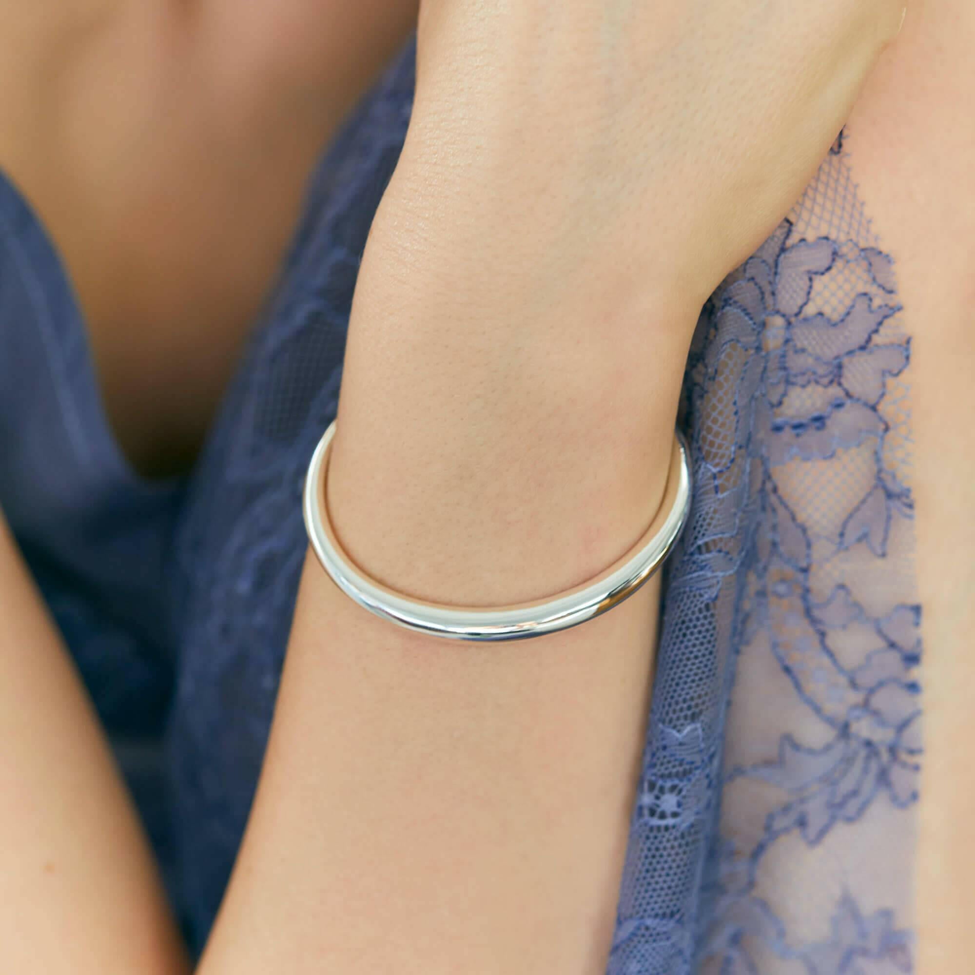 アストルバングル シルバー 手元 | 5mm幅の程よいボリューム感が手元を華奢に見せる