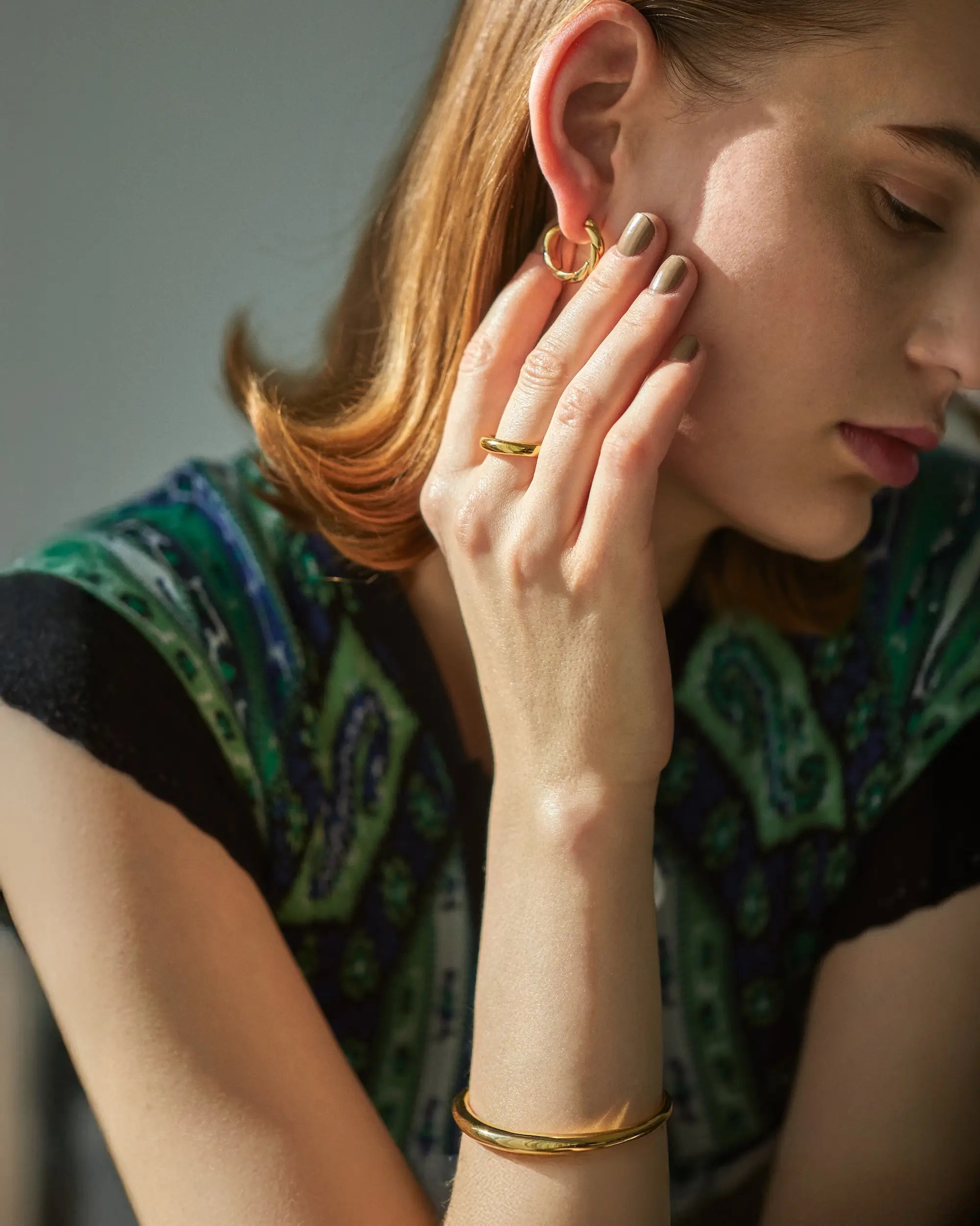 アストルバングル ゴールド コーディネート | シンプルな装いにモードなアクセントを加える存在感