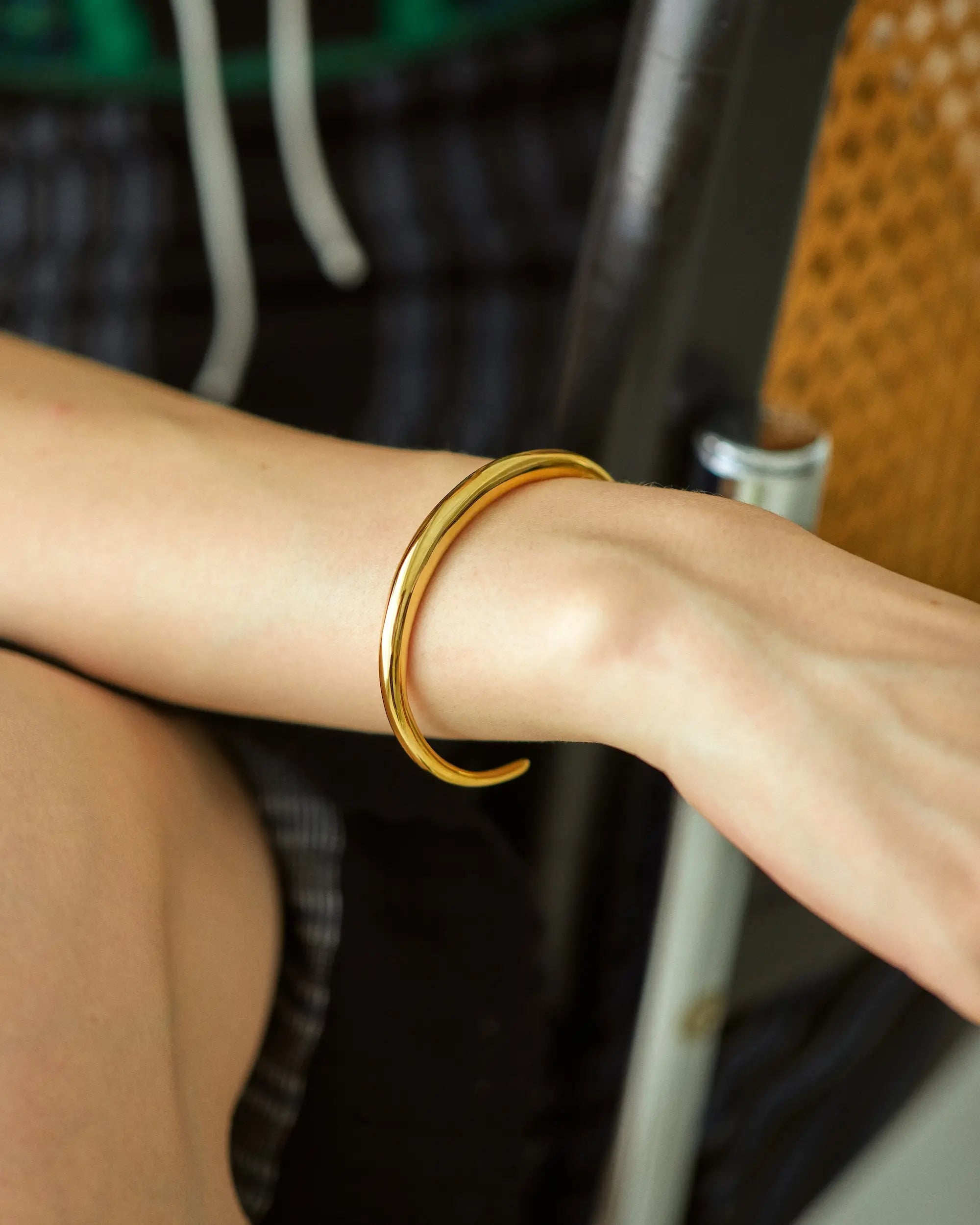 アストルバングル | 天体をイメージした曲線美のシルバー925バングル