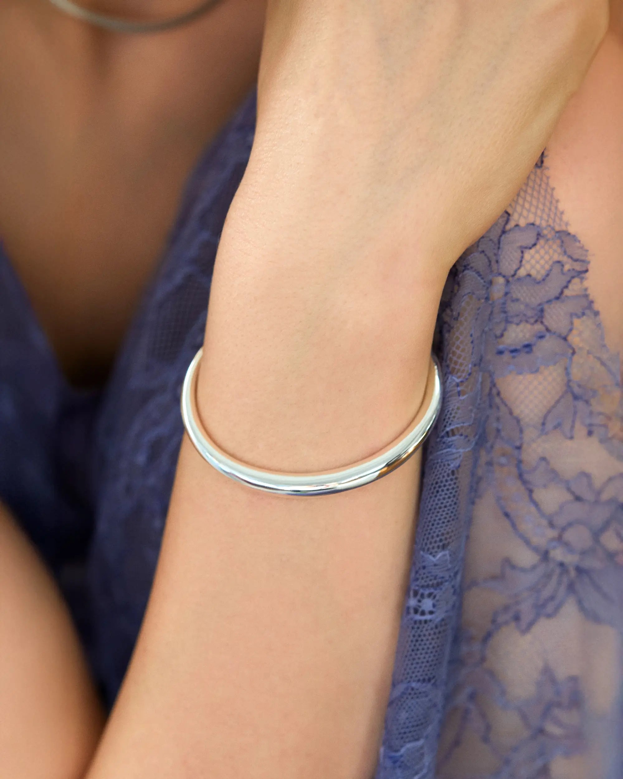 アストルバングル シルバー 手元 | 5mm幅の程よいボリューム感が手元を華奢に見せる