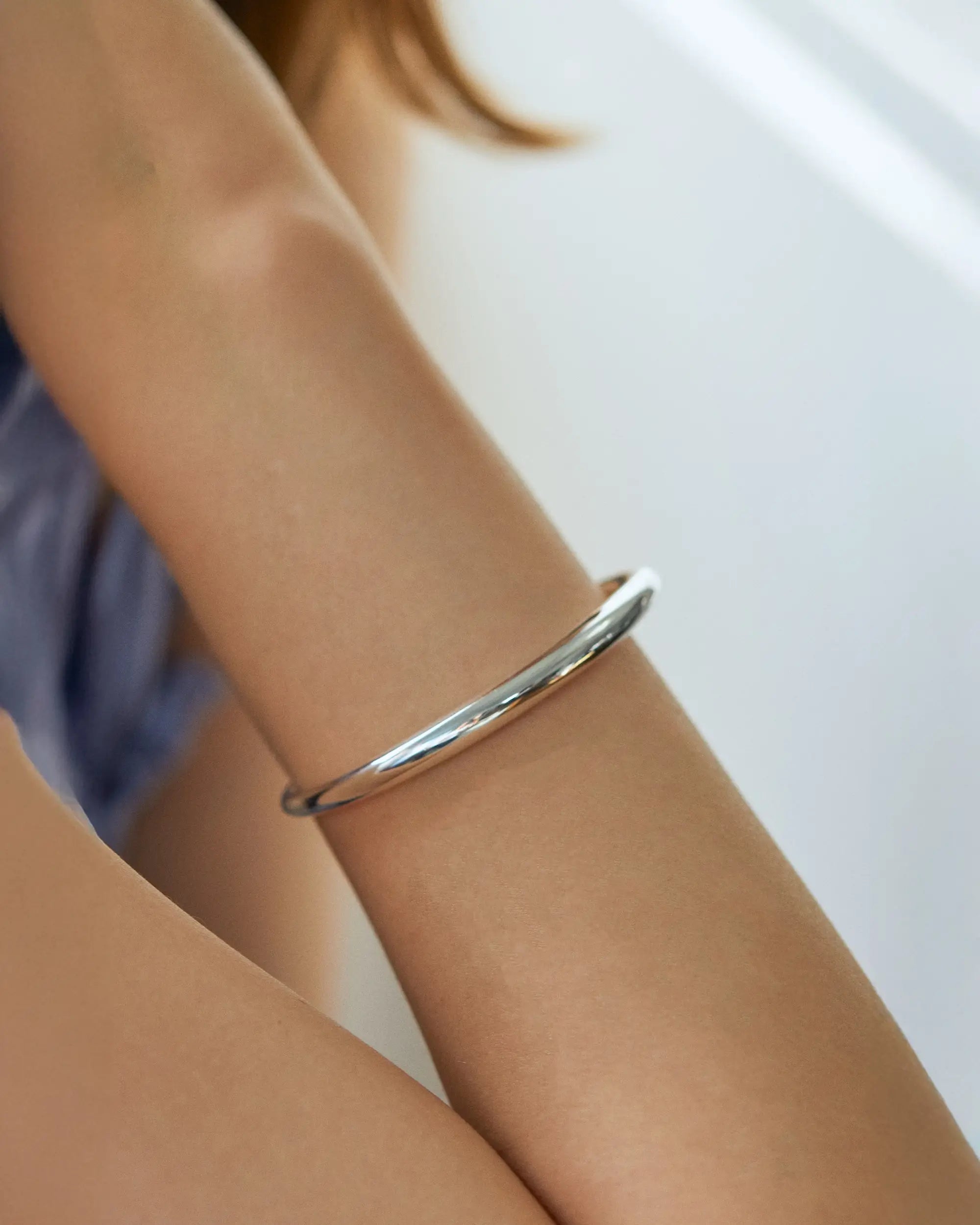 アストルバングル シルバー 着用 | 惑星の軌道をイメージした曲線美が映えるシルバー925