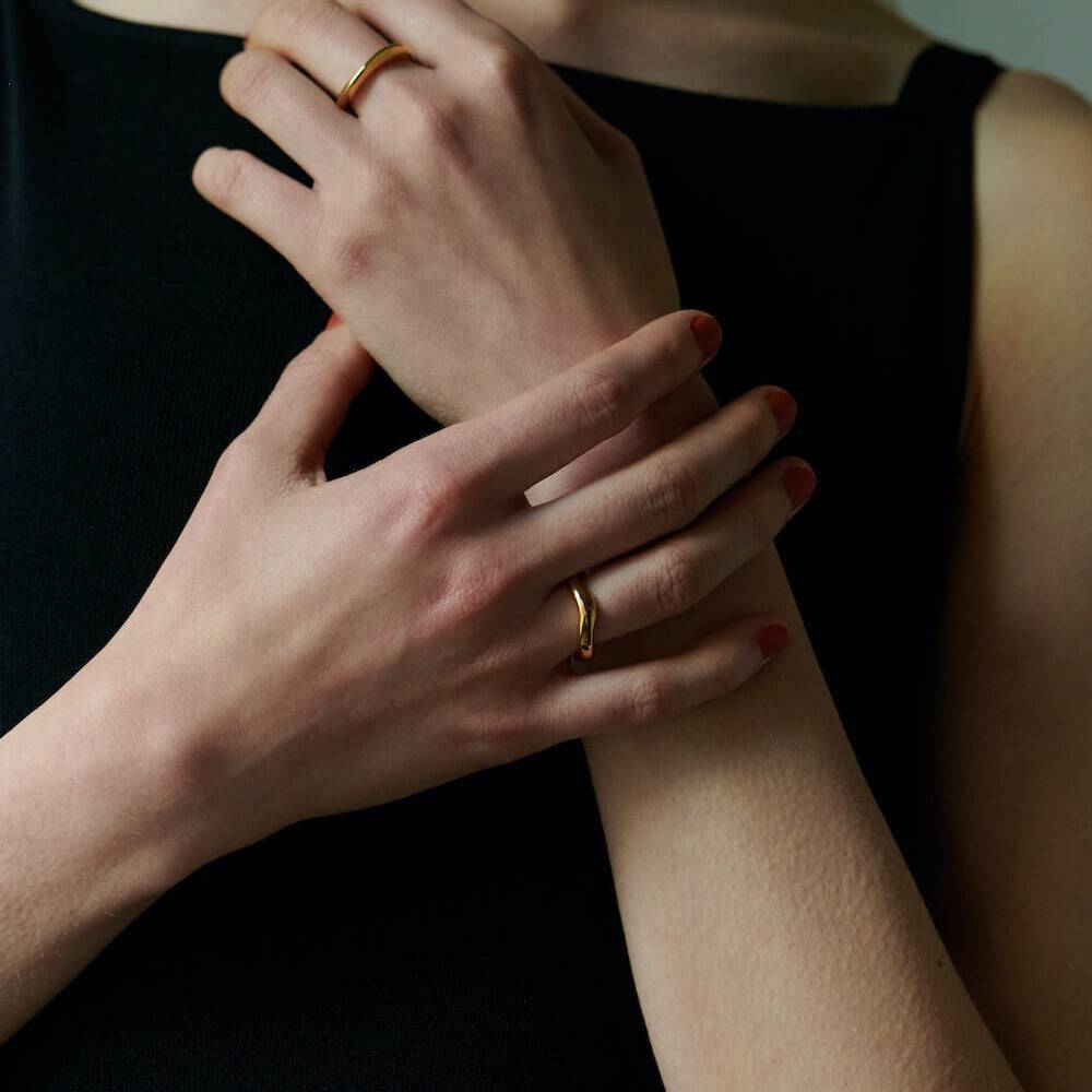 ボールドウェーブリング シルバー 着用 | 力強いフォルムが指を細く見せるアシンメトリーな輝き