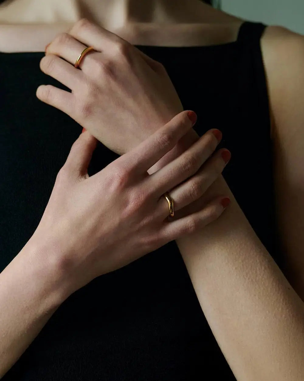 ボールドウェーブリング シルバー 着用 | 力強いフォルムが指を細く見せるアシンメトリーな輝き