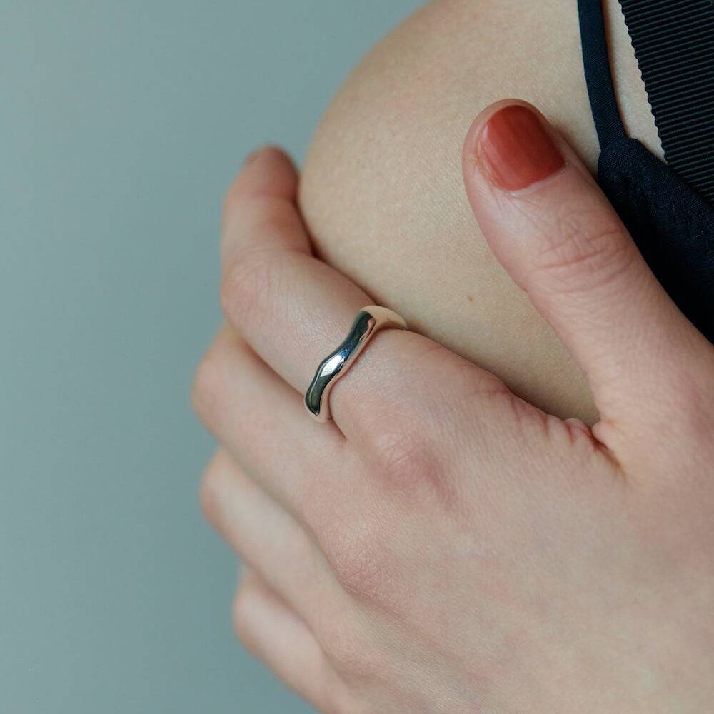 ボールドウェーブリング ゴールド・シルバー 重ね付け | ペアリングとしてもおすすめのシンプルな曲線リング