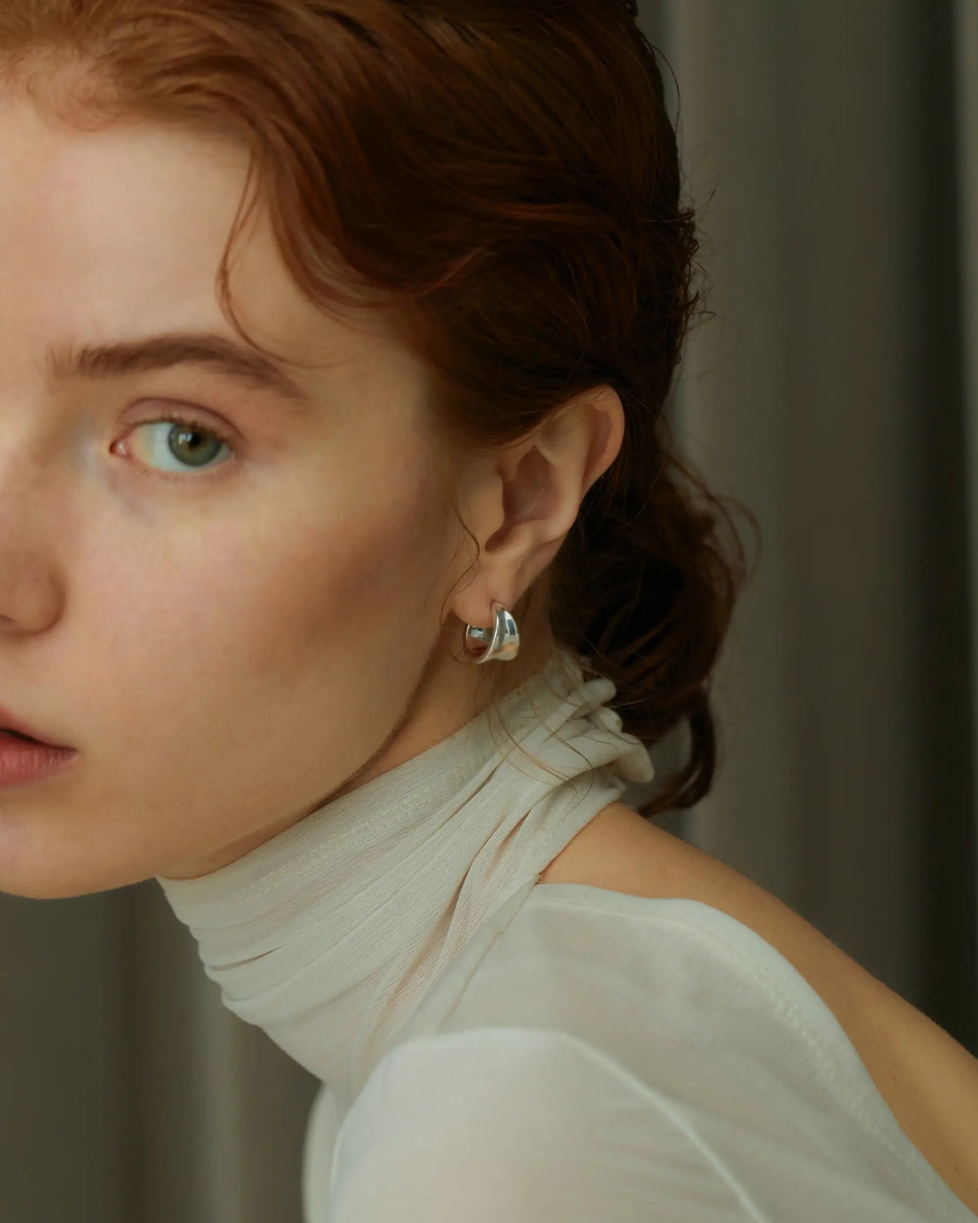 ボタニカルフープピアス シルバー 正面 | 耳元にアンティークな雰囲気を添える小ぶりなフープピアス