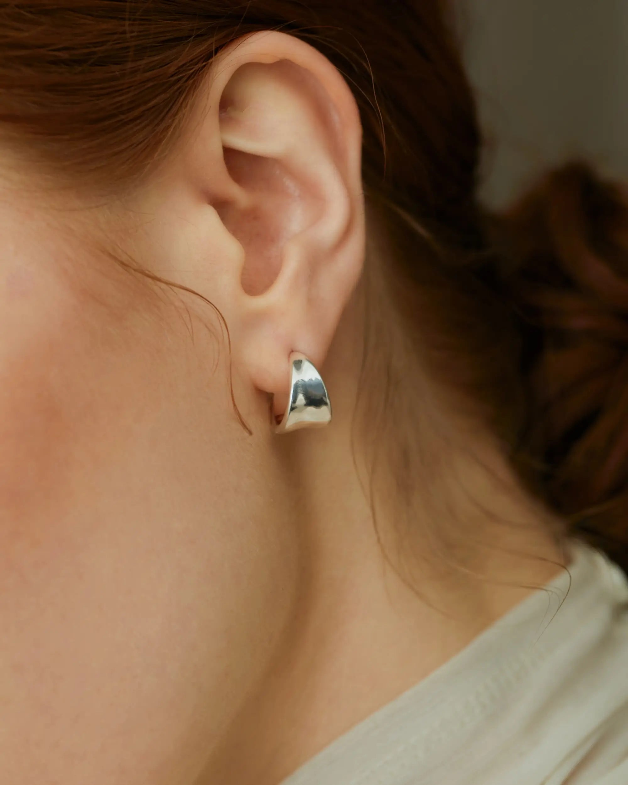 ボタニカルフープピアス S シルバー 着用 | シンプルコーデのアクセントになるクラフト感のあるピアス