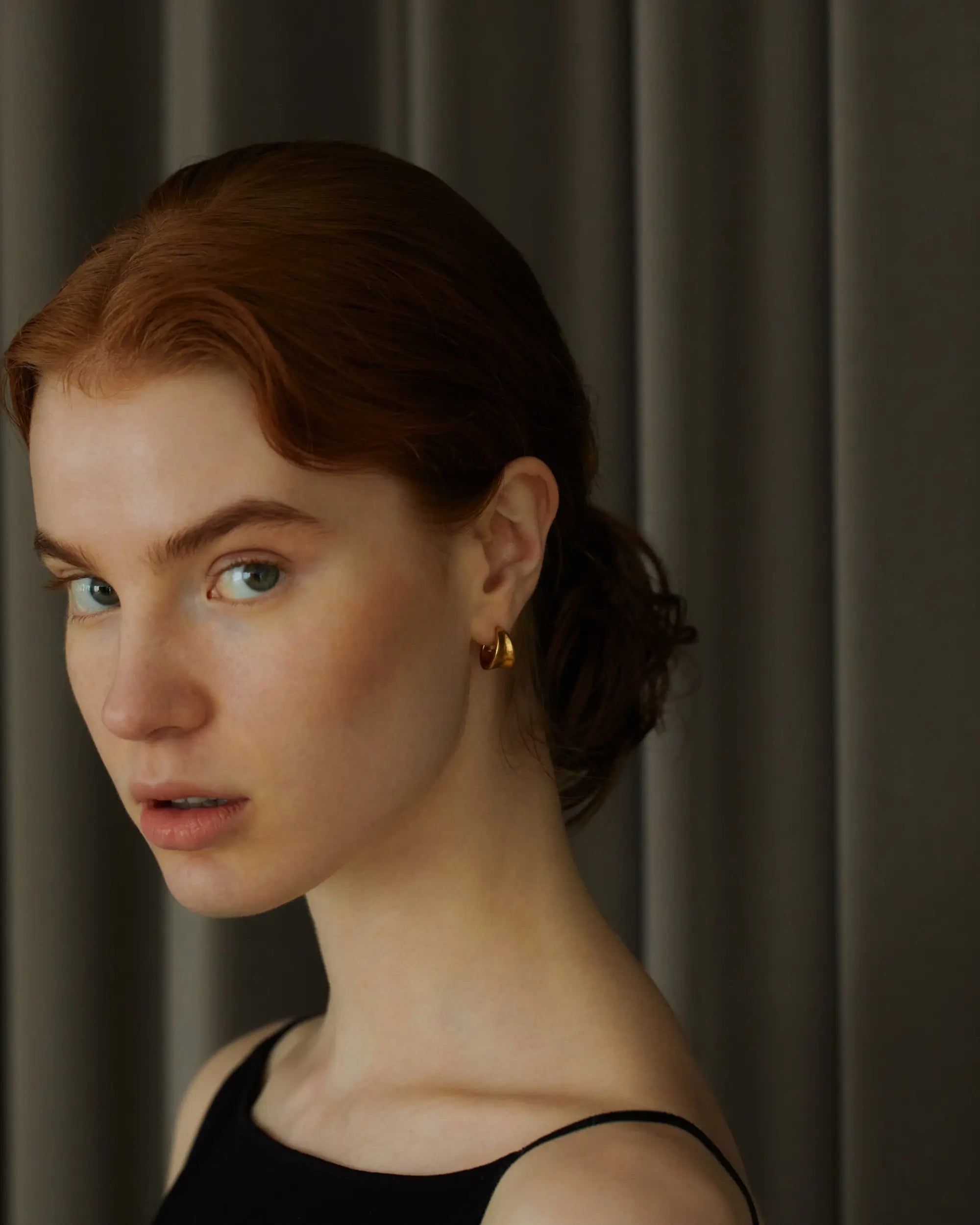 ボタニカルフープピアス S ゴールド 着用画像 | ヴィンテージライクな質感が魅力の18Kコーティングピアス