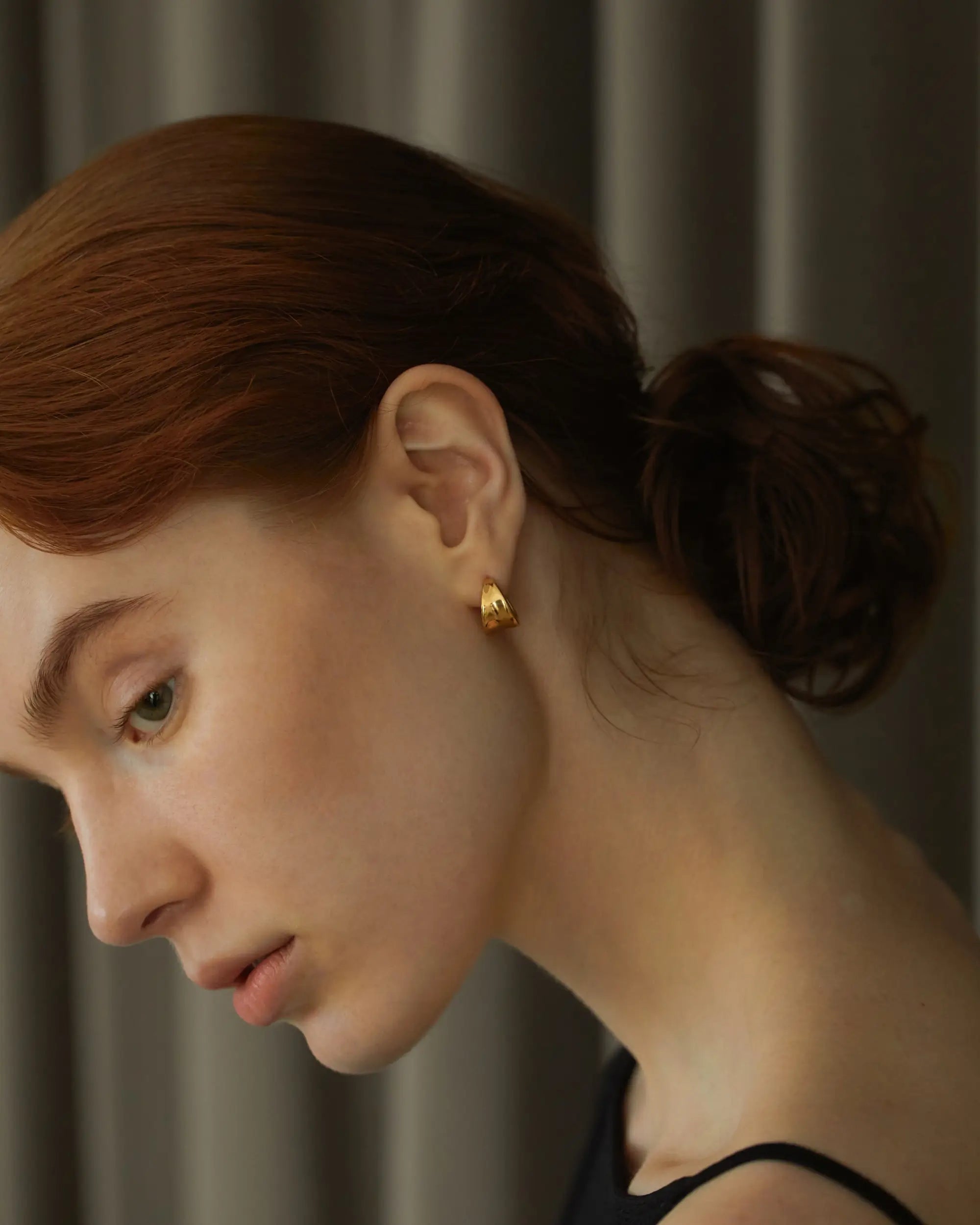 ボタニカルフープピアス S ゴールド 横顔 | 自然な風合いのボタニカルデザインが大人っぽいフープ