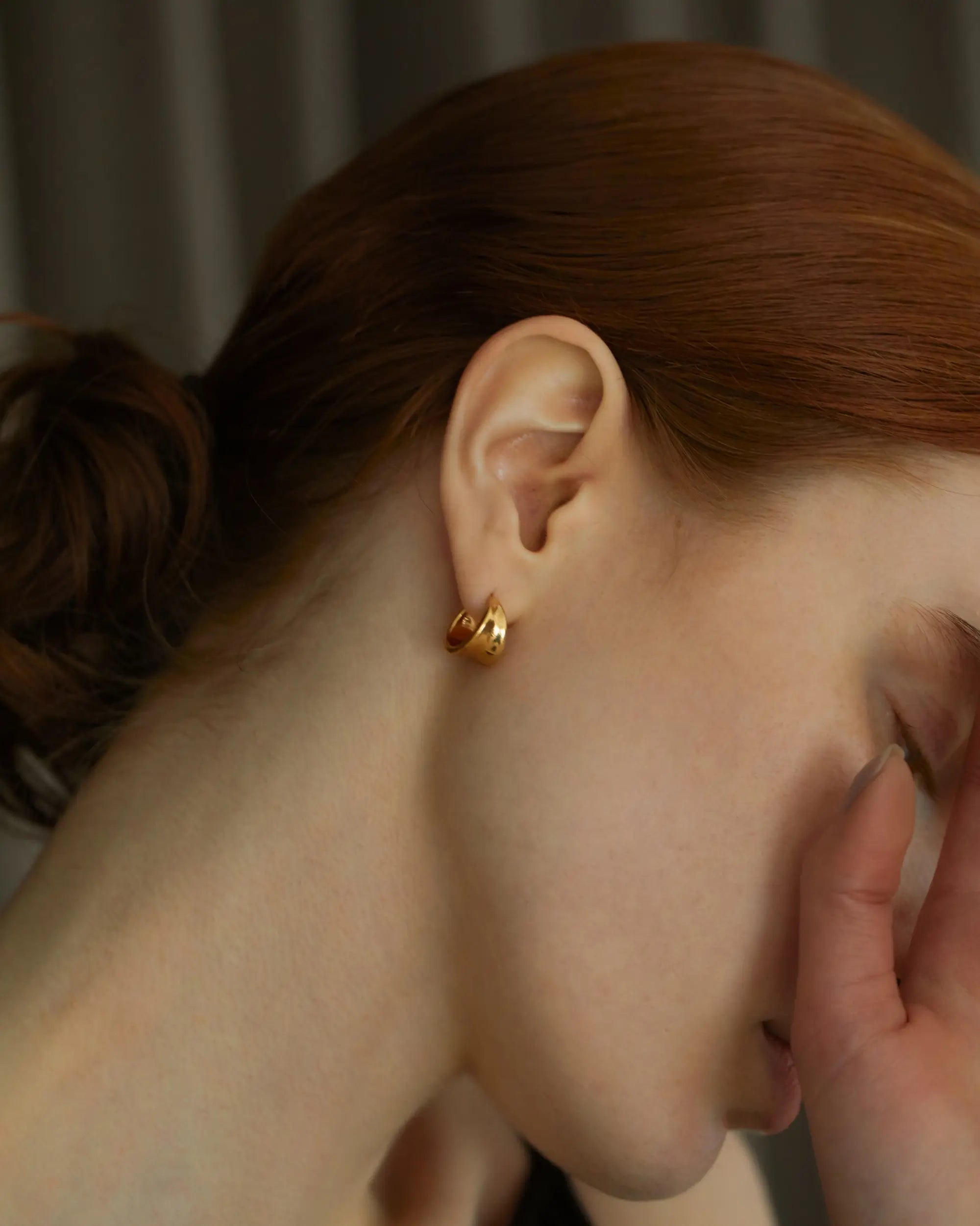 ボタニカルフープピアス S ゴールド 着用 | 肌馴染みの良いゴールドカラーと有機的なフォルムの調和