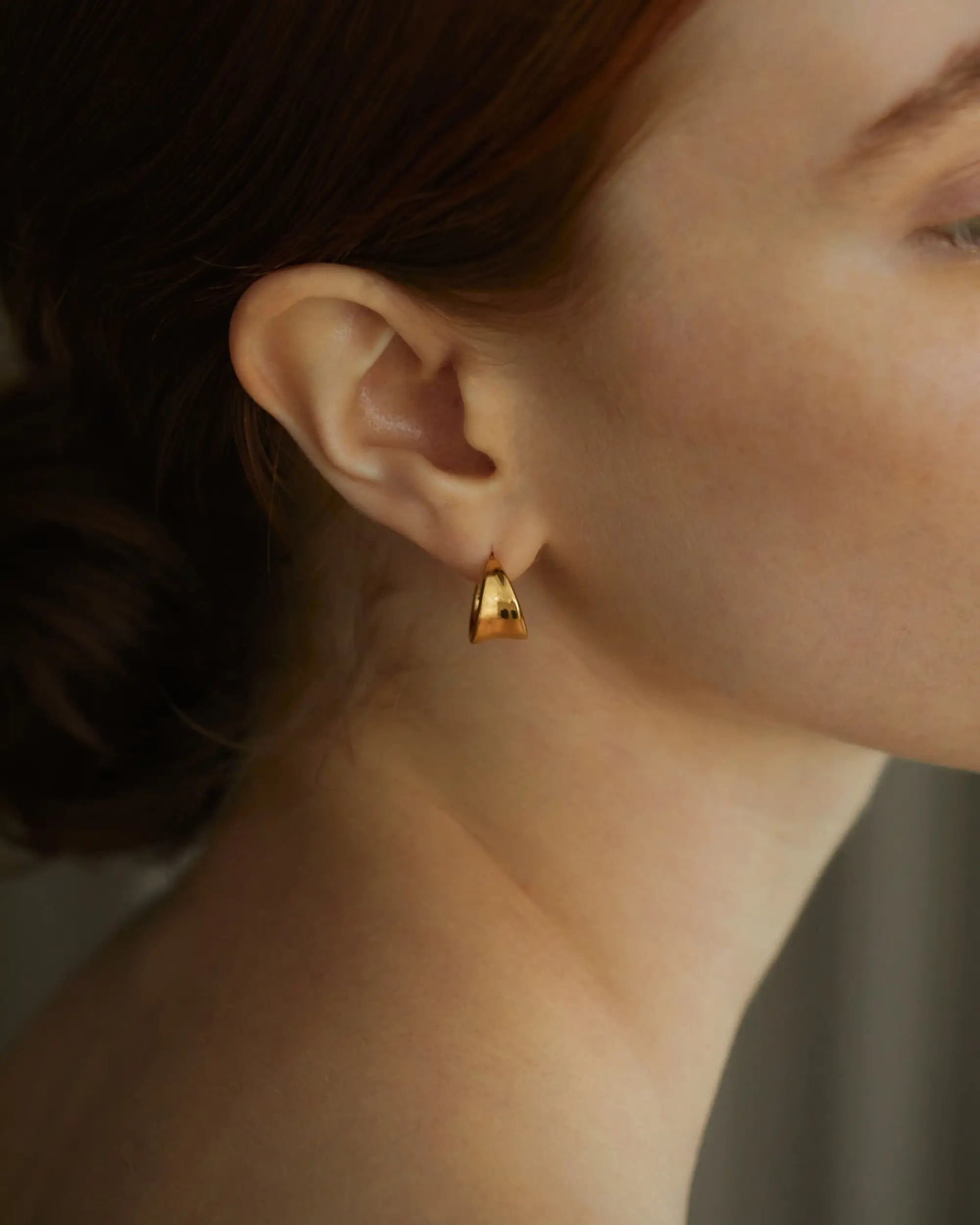 ボタニカルフープピアス S ゴールド 耳元 | 繊細な彫刻のようなディテールが際立つスタッドピアス