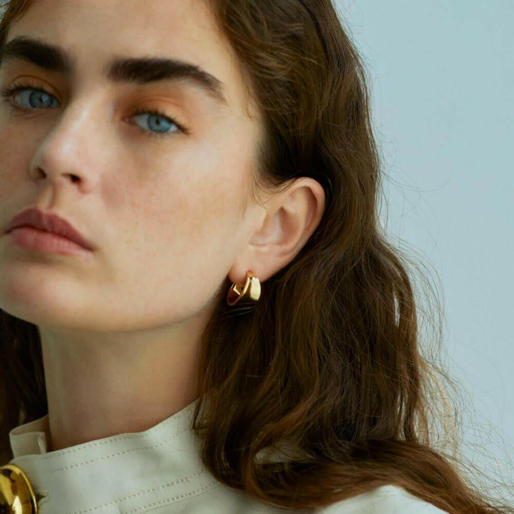 ボタニカルフープピアス M ゴールド 着用画像 | シンプルな白シャツを格上げする存在感のあるゴールドピアス