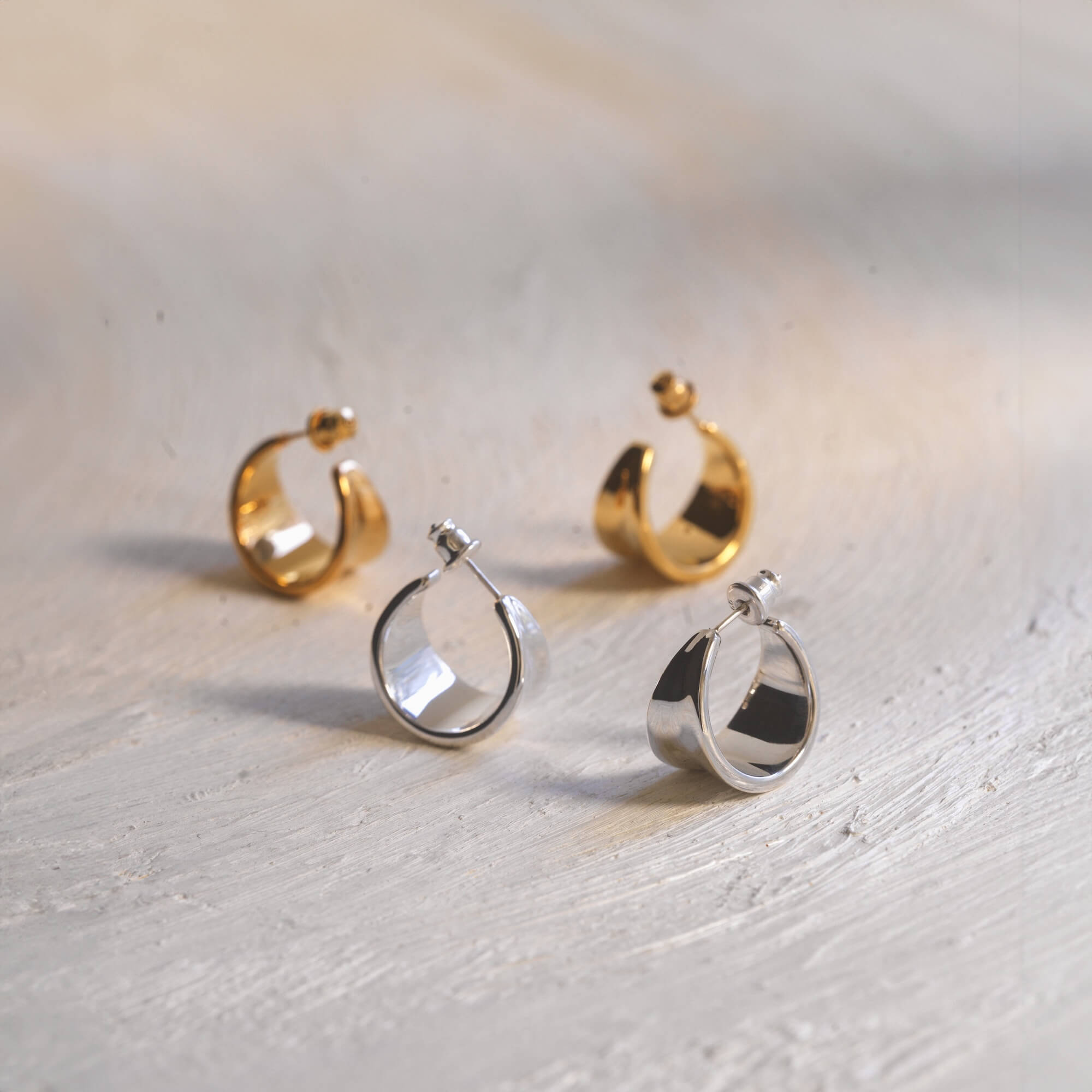 ボタニカルフープピアス M ゴールド・シルバー 置き画 | ギフトにも最適なボタニカルデザインのペアピアス