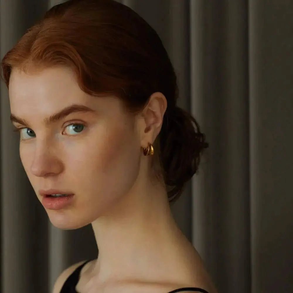 ボタニカルフープピアス S ゴールド 着用画像 | ヴィンテージライクな質感が魅力の18Kコーティングピアス