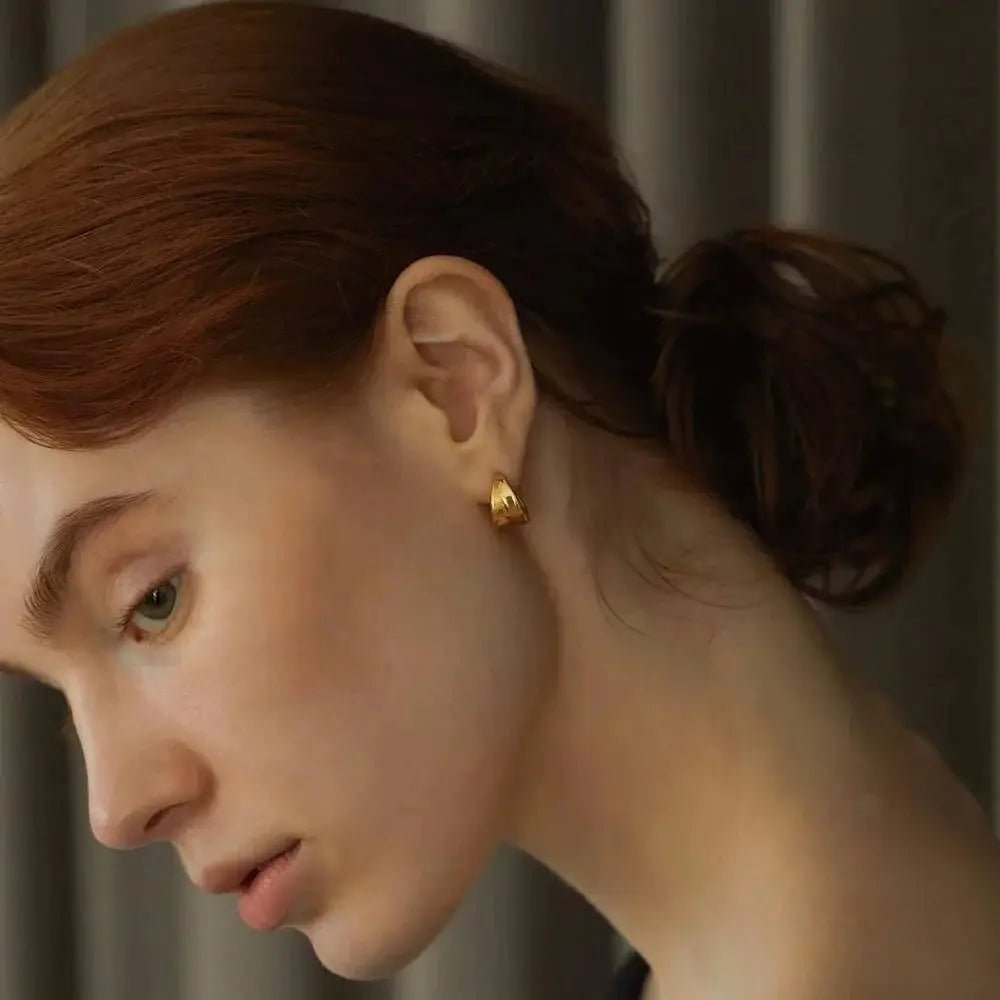 ボタニカルフープピアス S ゴールド 横顔 | 自然な風合いのボタニカルデザインが大人っぽいフープ